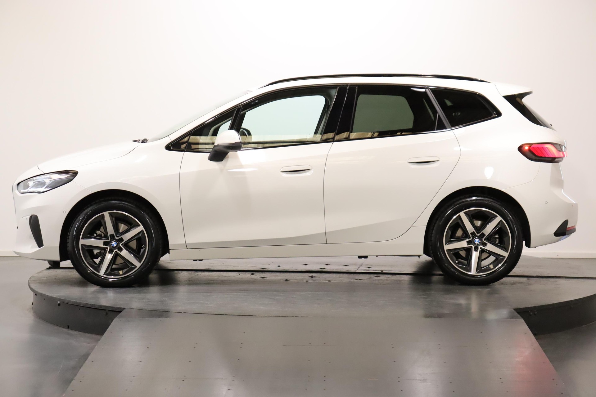 BMW 218d paddles Active Tourer-image-1