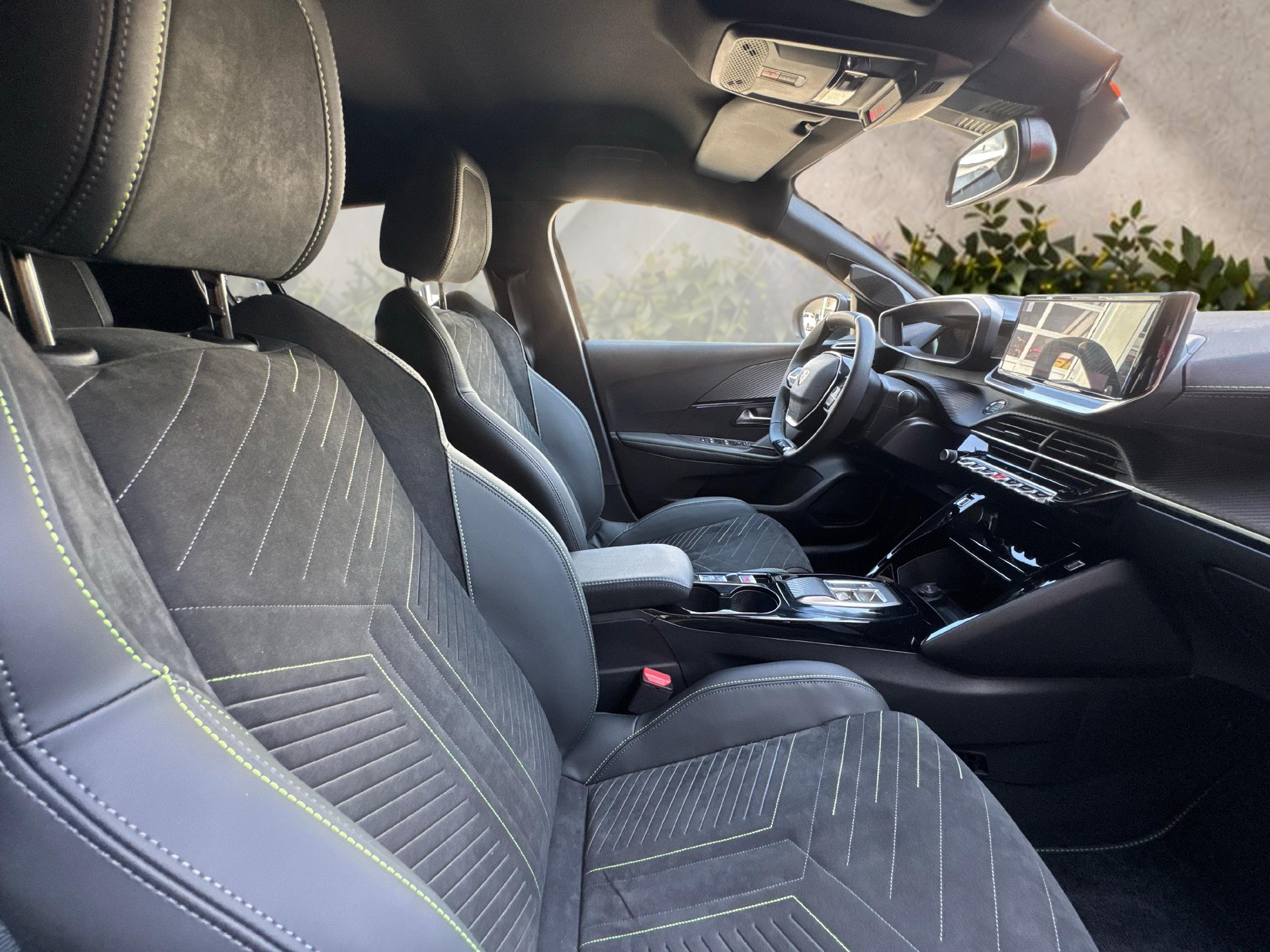 PEUGEOT 208 1.2 Hybrid 145 GT-image-9