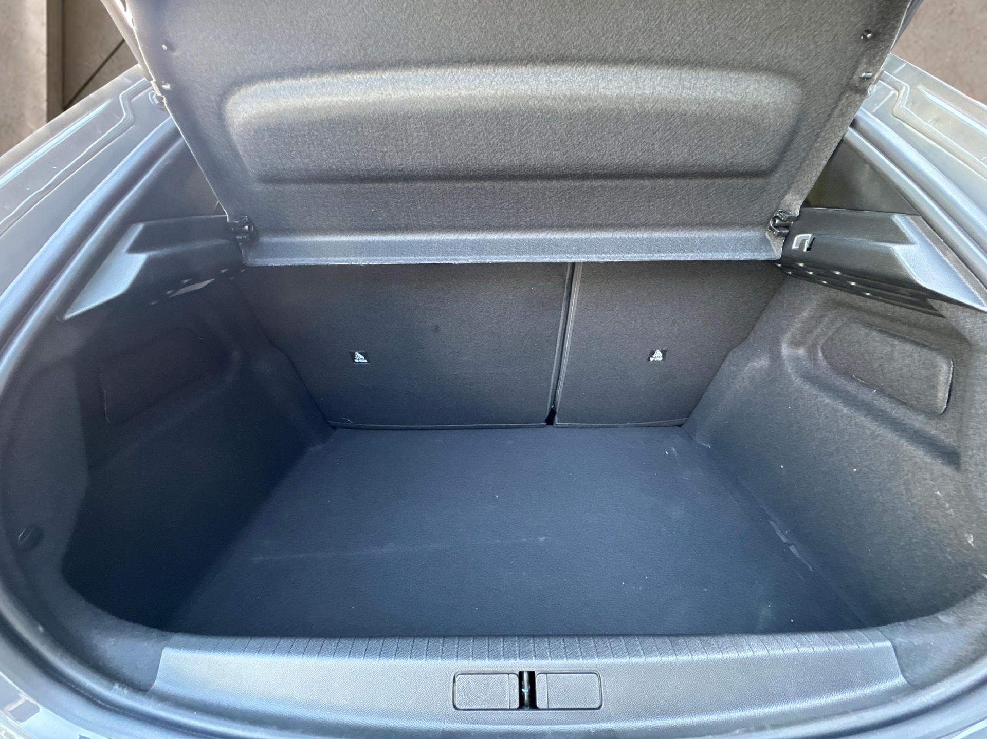PEUGEOT 208 1.2 Hybrid 145 GT-image-11
