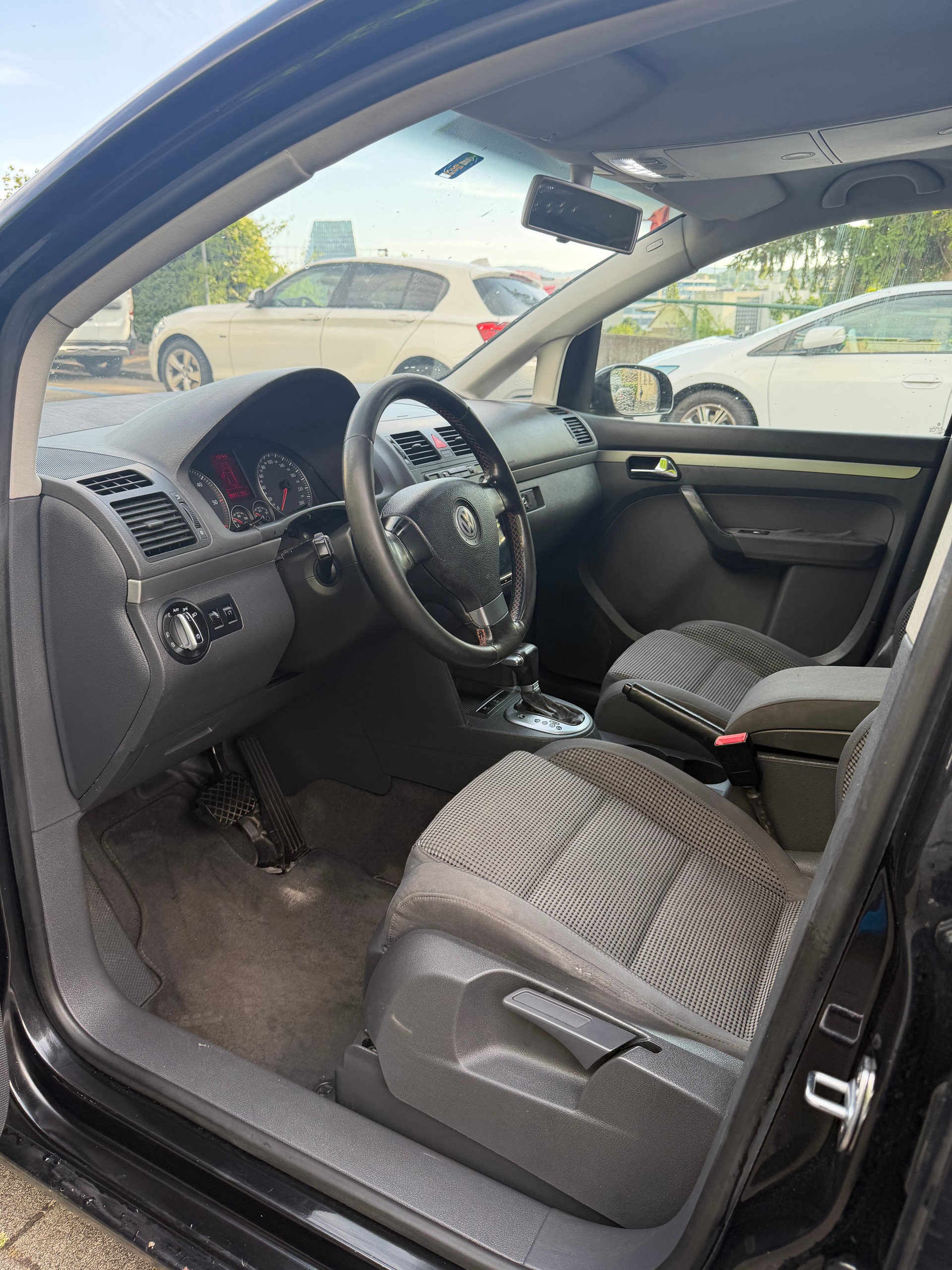 VW TOURAN-image-8