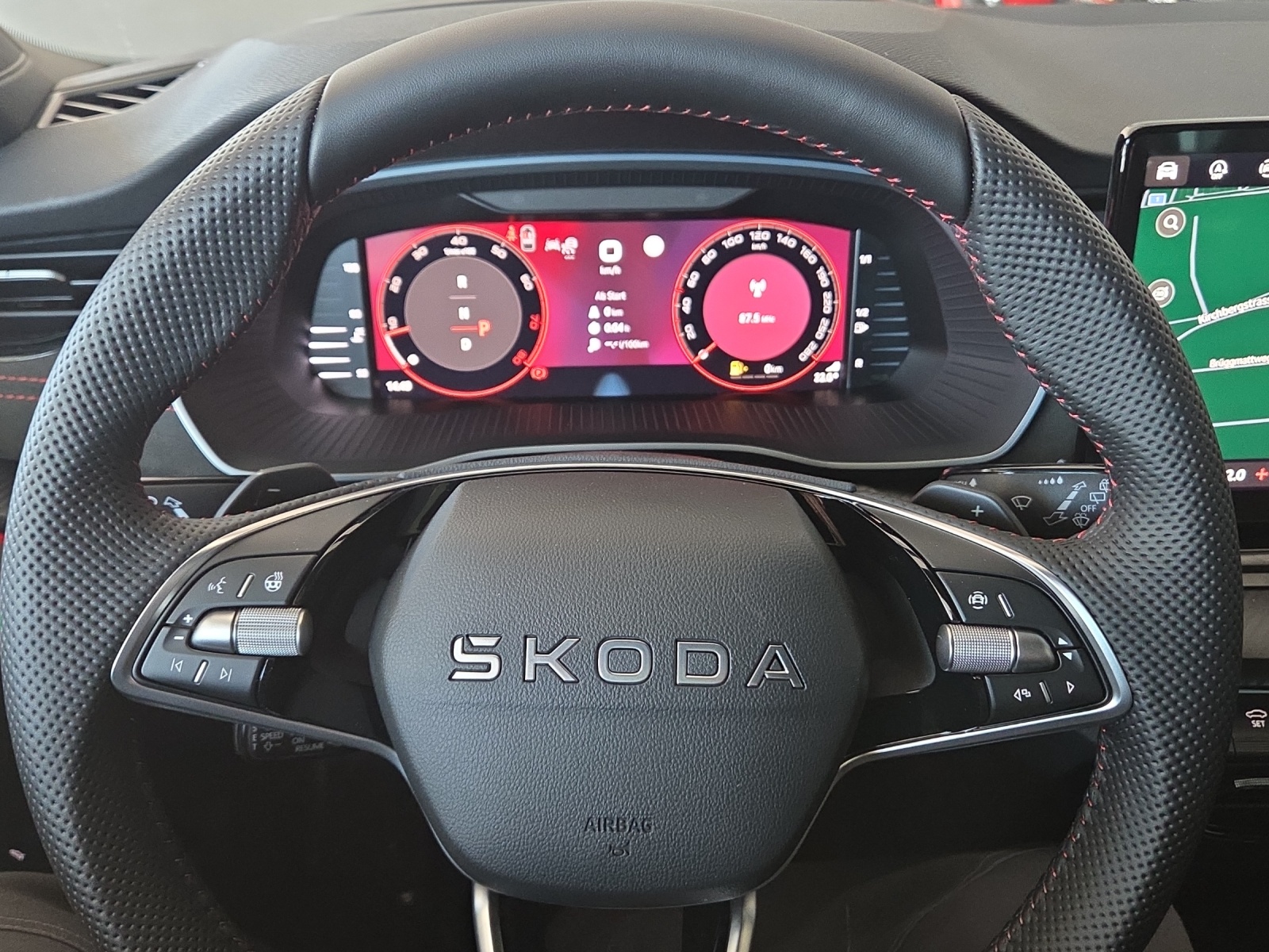 SKODA Octavia Combi 2.0 TSI DSG RS 30 Years Edition-image-11