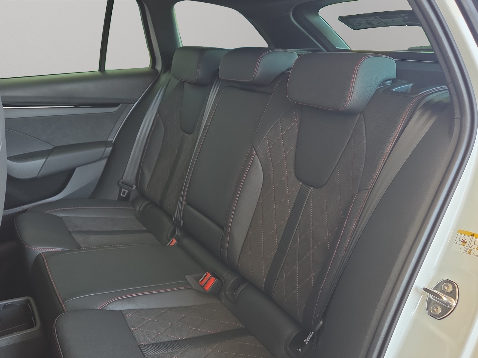 SKODA Octavia Combi 2.0 TSI DSG RS 30 Years Edition-image-8