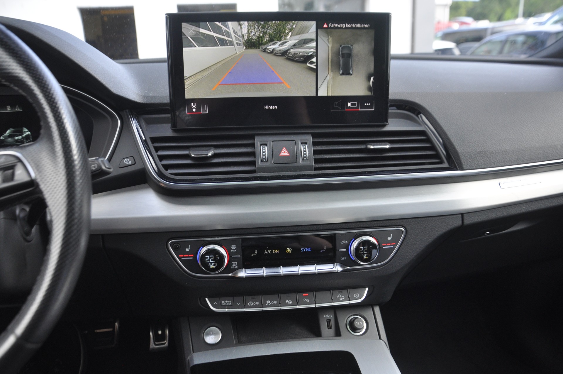 AUDI Q5 40 TDI Black Edition quattro S-tronic I Panoramadach-image-9