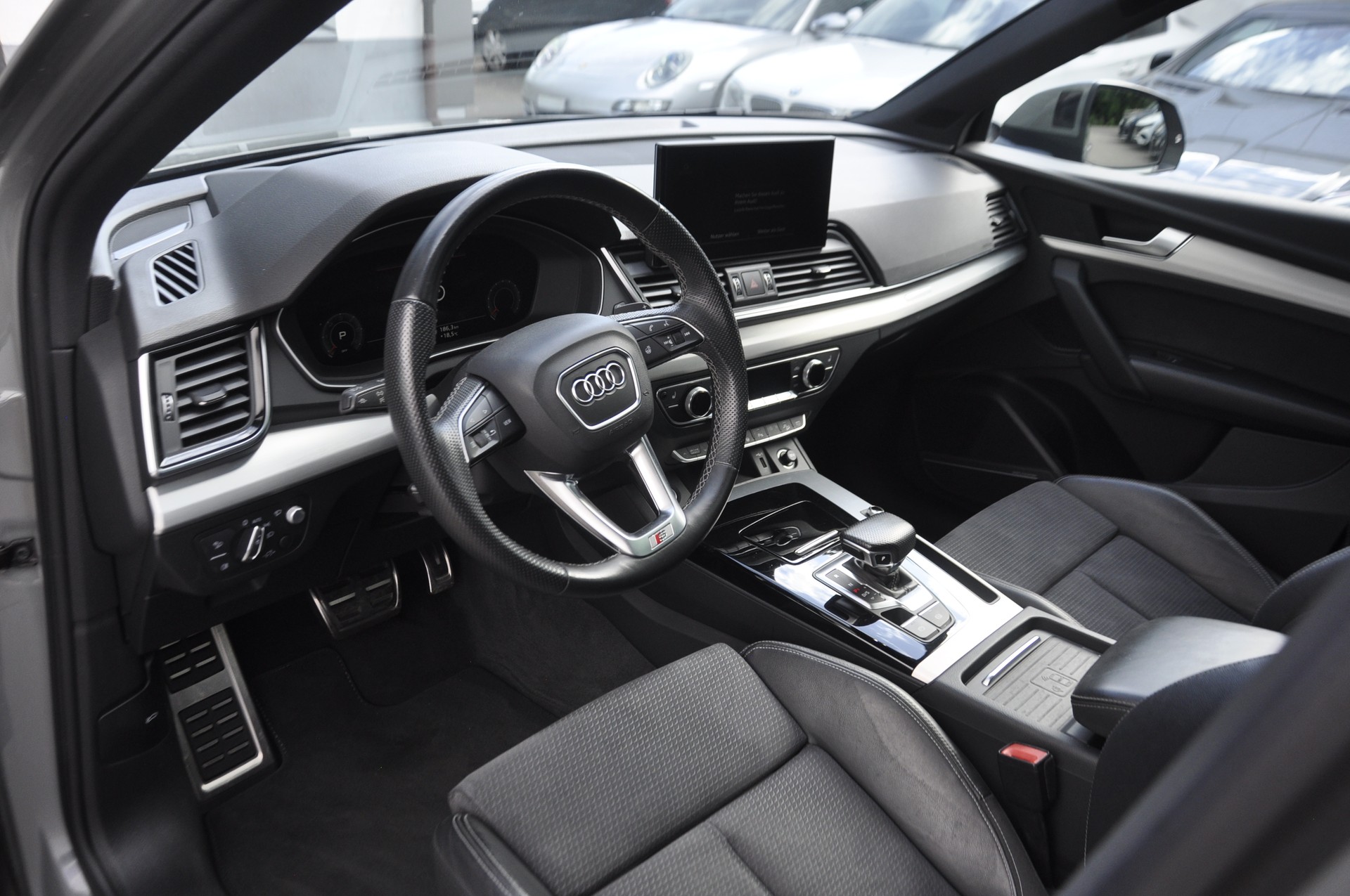 AUDI Q5 40 TDI Black Edition quattro S-tronic I Panoramadach-image-4