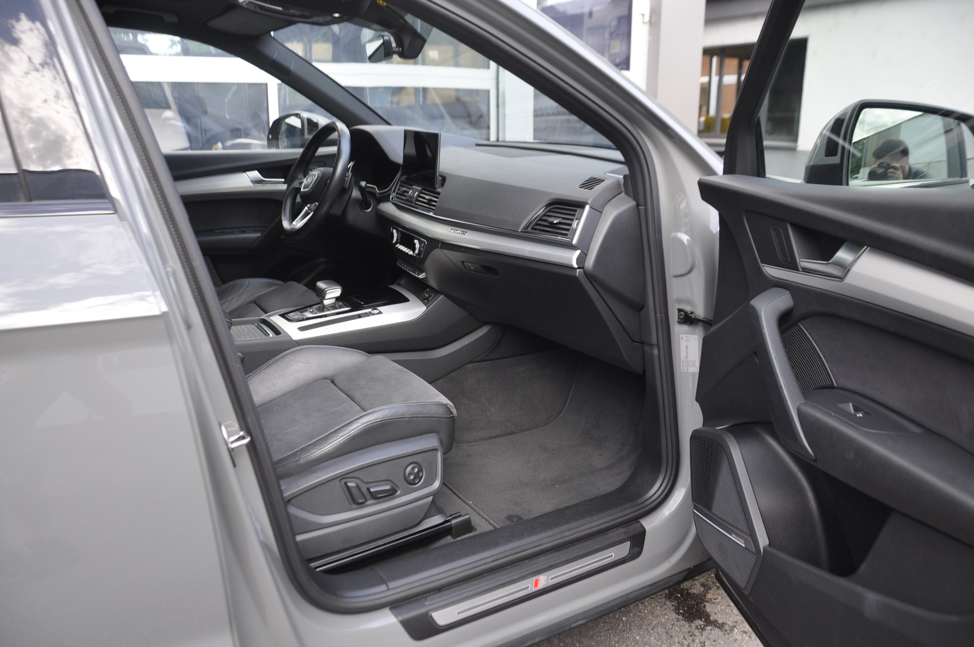 AUDI Q5 40 TDI Black Edition quattro S-tronic I Panoramadach-image-6