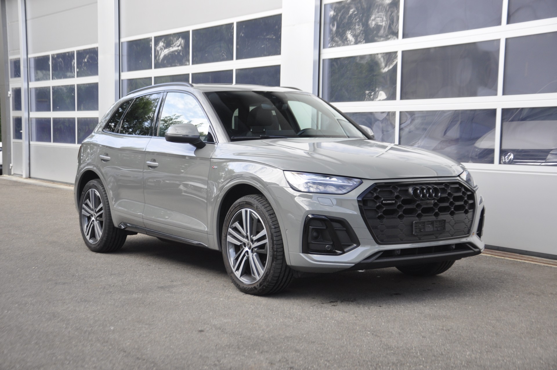 AUDI Q5 40 TDI Black Edition quattro S-tronic I Panoramadach-image-0