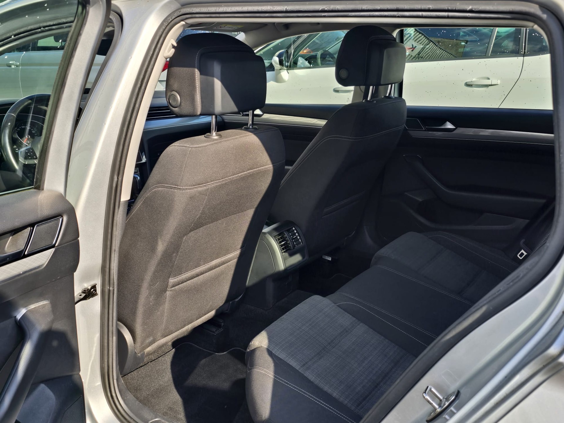 VW Passat 2.0 TDI BMT Business DSG-image-5