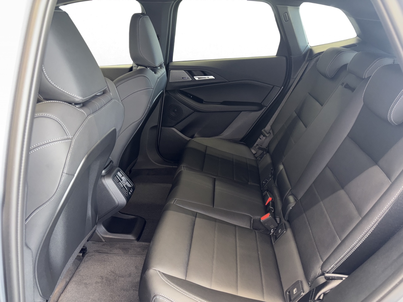 BMW 230e xDrive Active Tourer-image-13