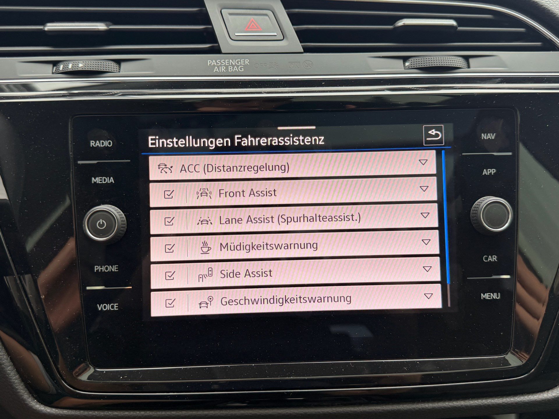 VW Touran 1.5 TSI Highline R-LINE *** TOPAUSGESTATTETER FAMILIENWAGEN ***-image-16