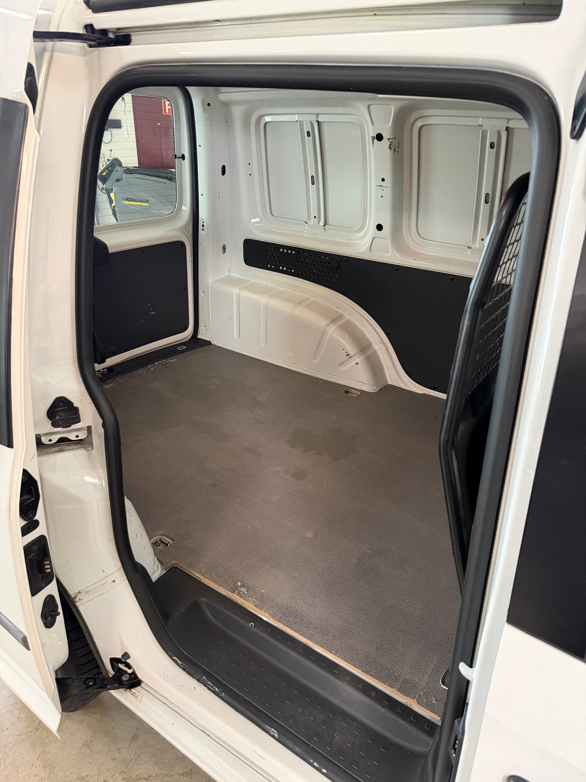 VW Caddy 2.0TDI BlueMotion Technology-image-14