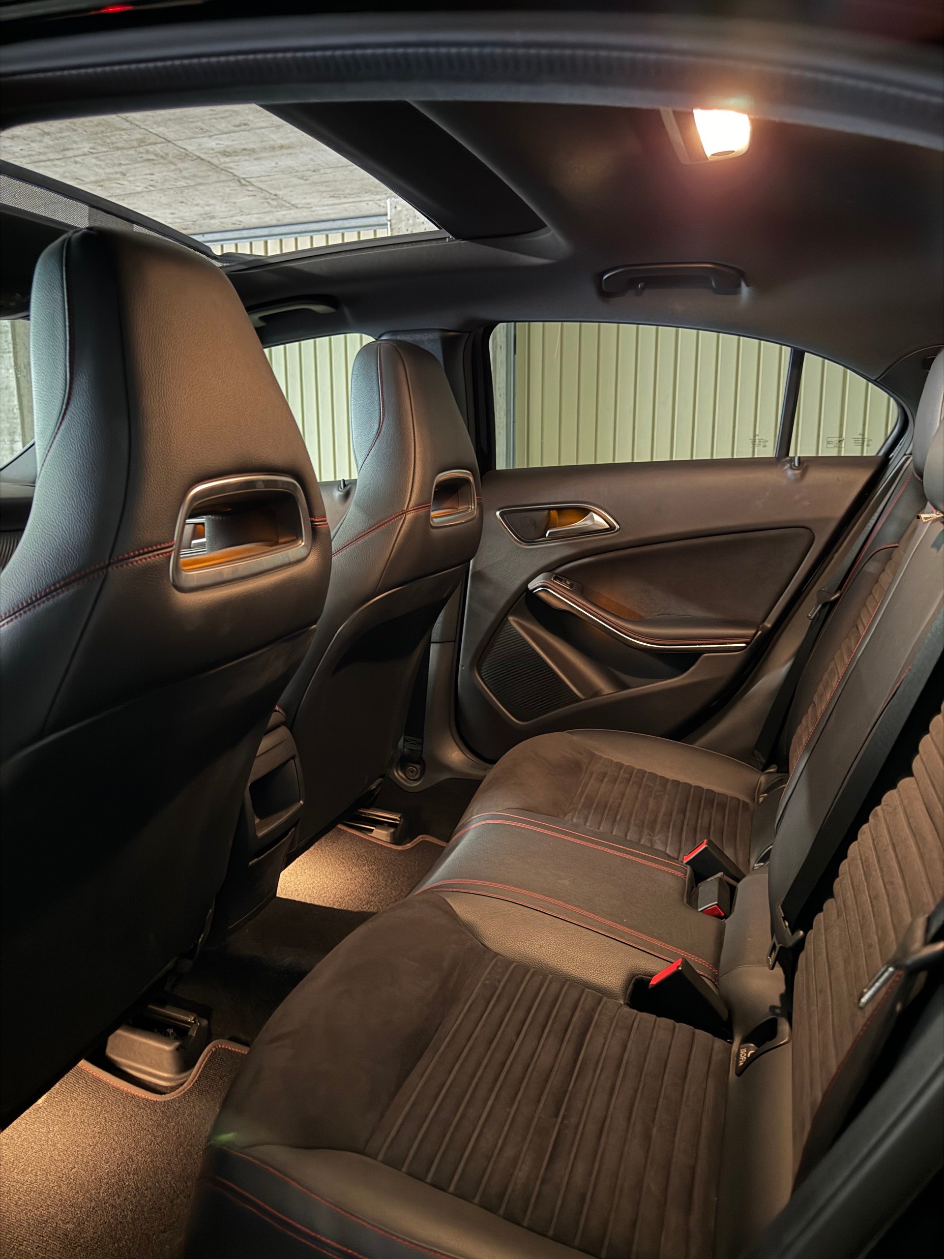 MERCEDES-BENZ A 220 4 Matic AMG Line-image-4
