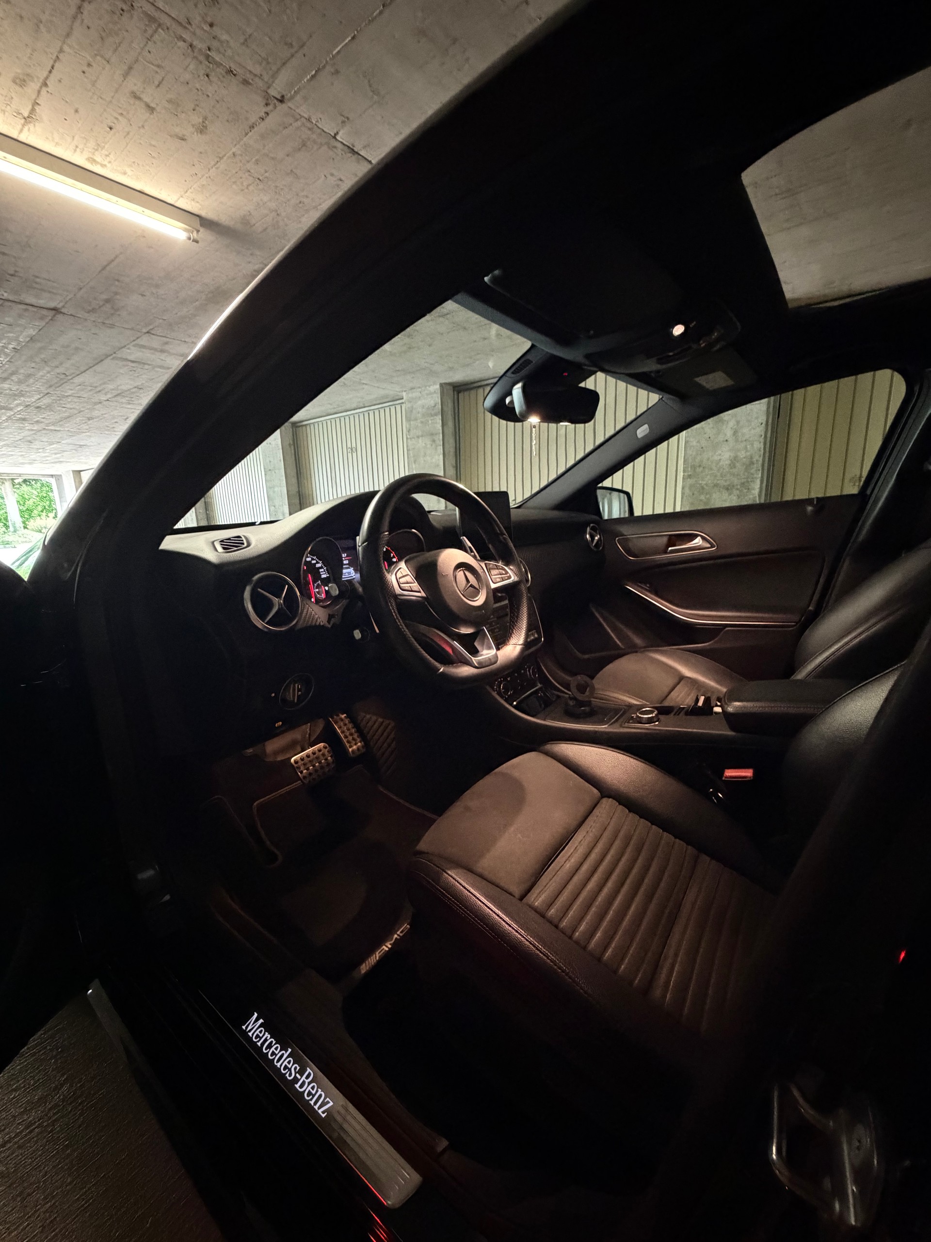 MERCEDES-BENZ A 220 4 Matic AMG Line-image-3