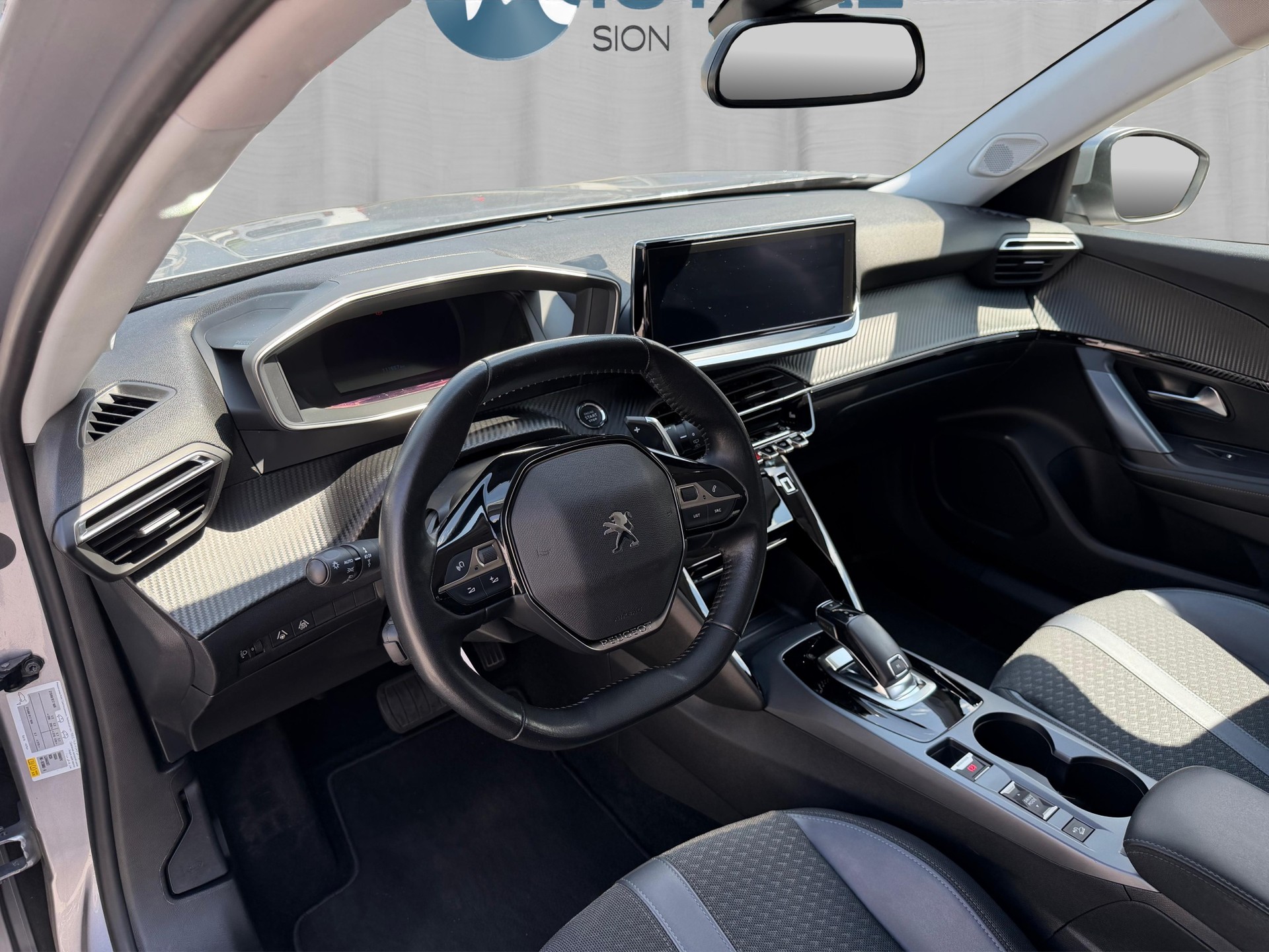 PEUGEOT 2008 1.2 PureTech Allure Pack EAT8-image-8