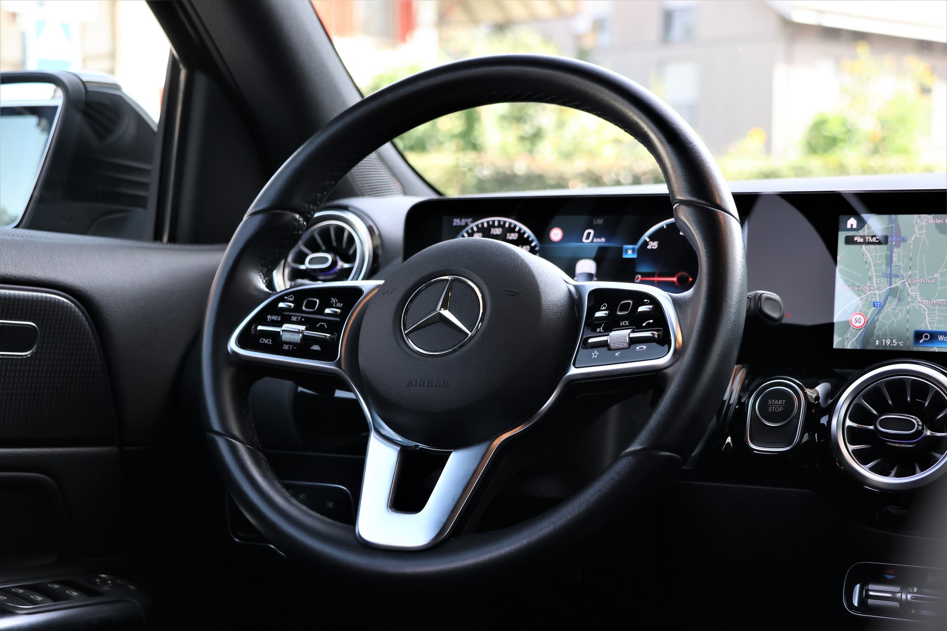 MERCEDES-BENZ EQA 300 4Matic (CH)-image-15
