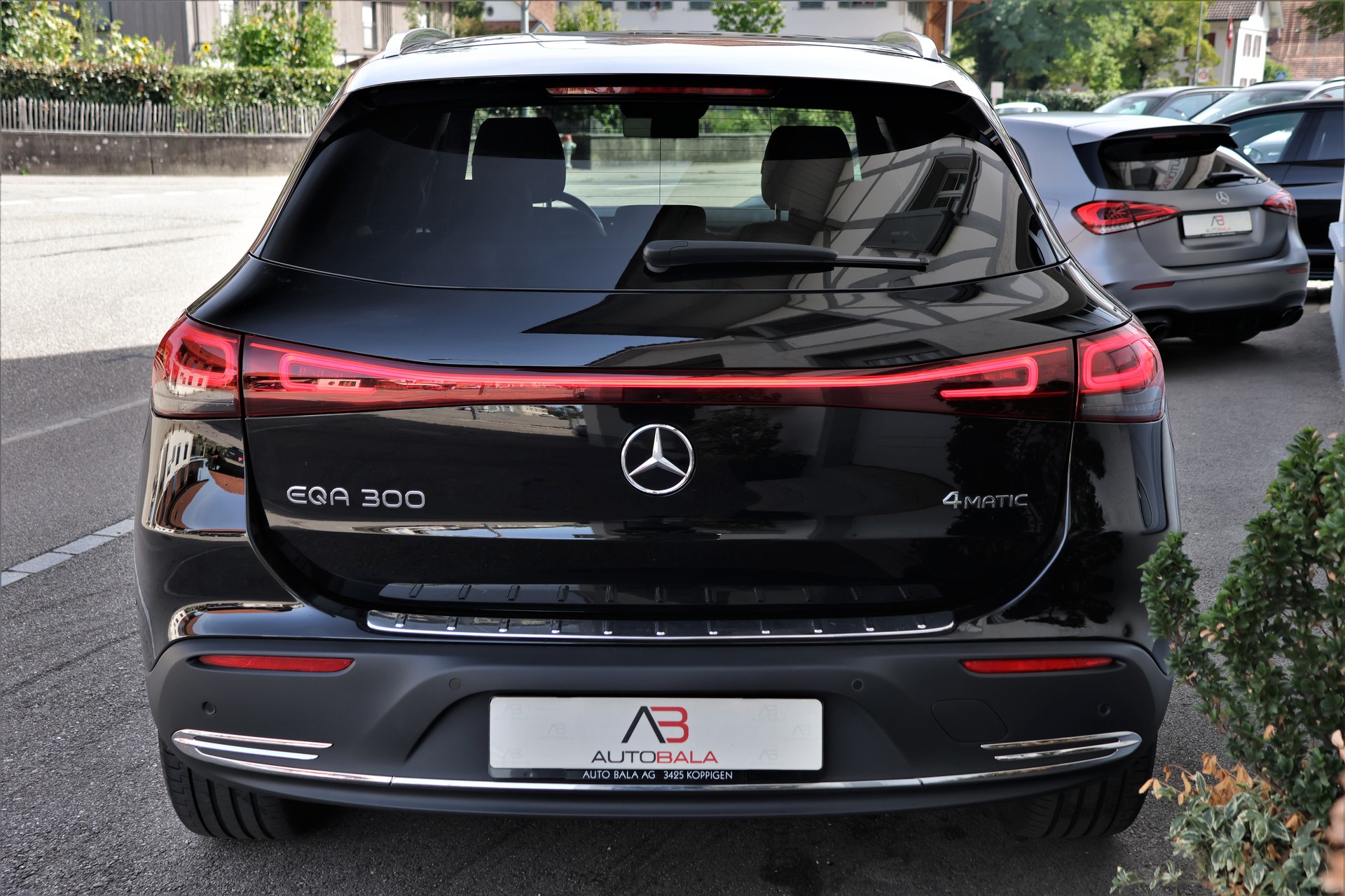 MERCEDES-BENZ EQA 300 4Matic (CH)-image-6