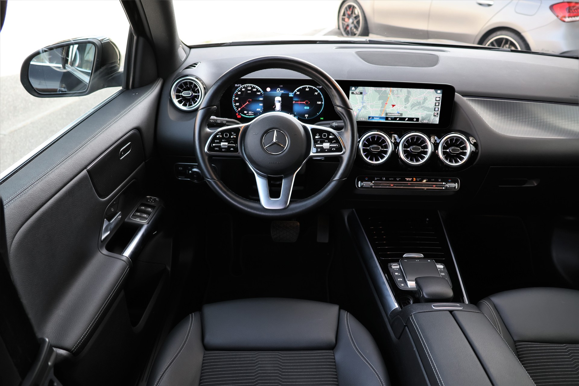 MERCEDES-BENZ EQA 300 4Matic (CH)-image-14