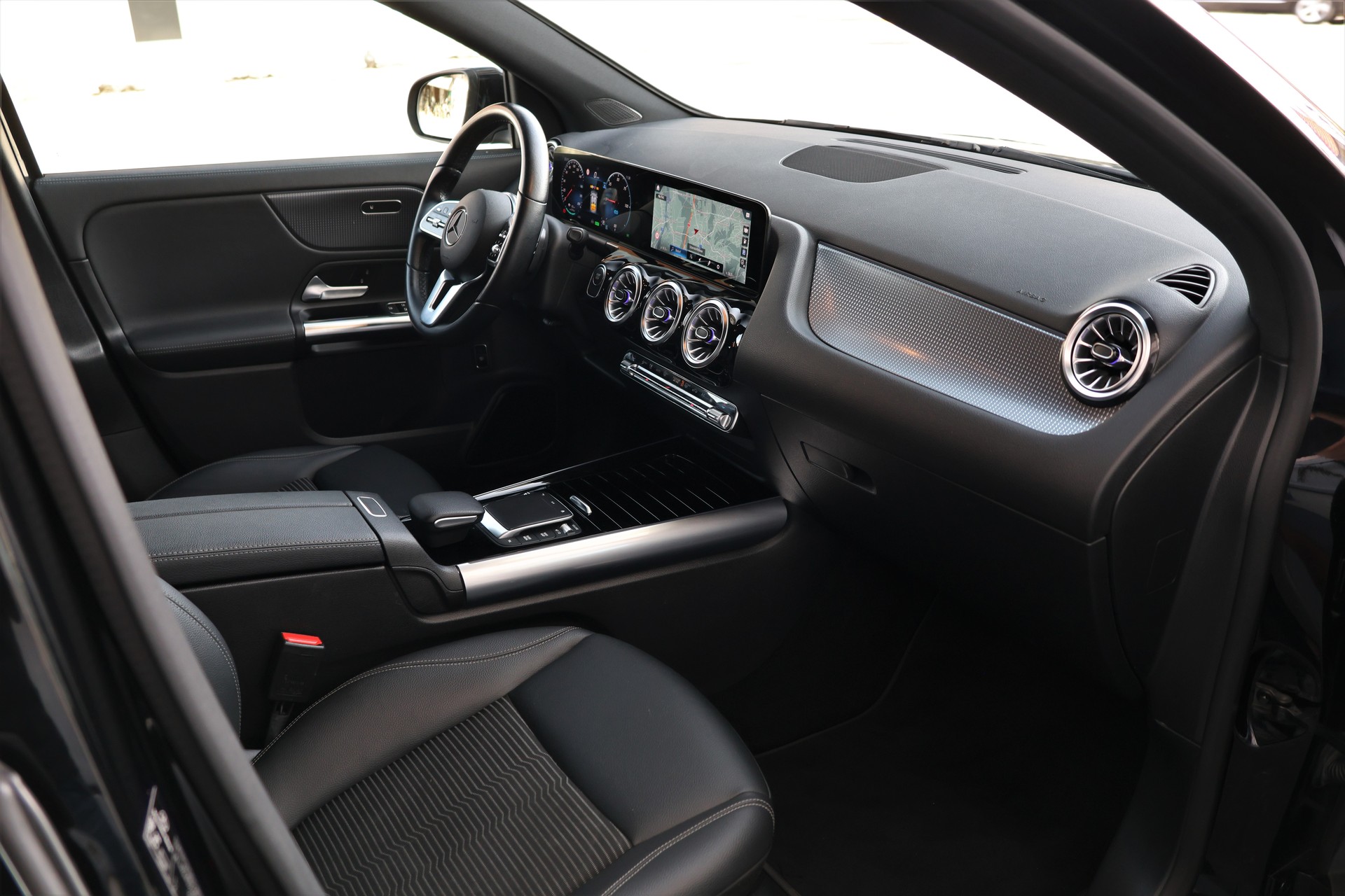 MERCEDES-BENZ EQA 300 4Matic (CH)-image-20