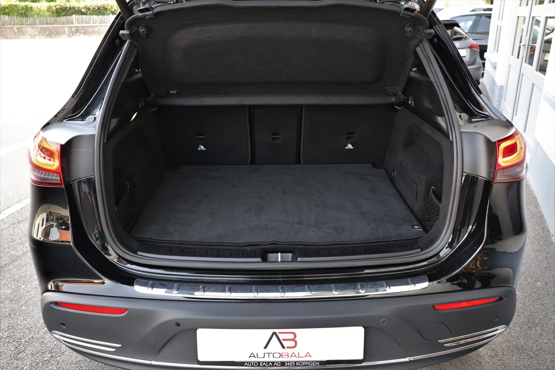 MERCEDES-BENZ EQA 300 4Matic (CH)-image-18