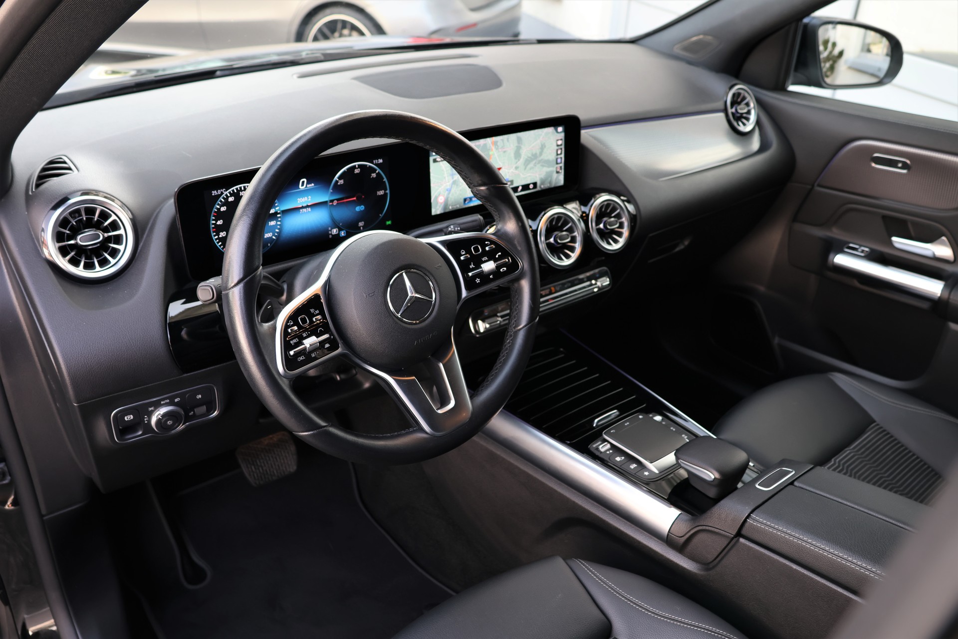 MERCEDES-BENZ EQA 300 4Matic (CH)-image-10