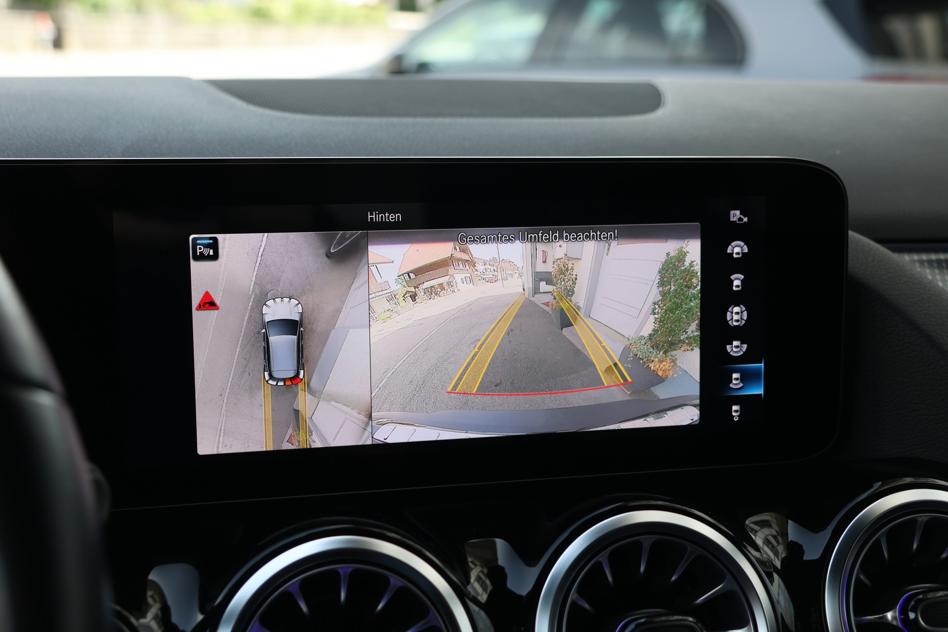 MERCEDES-BENZ EQA 300 4Matic (CH)-image-23