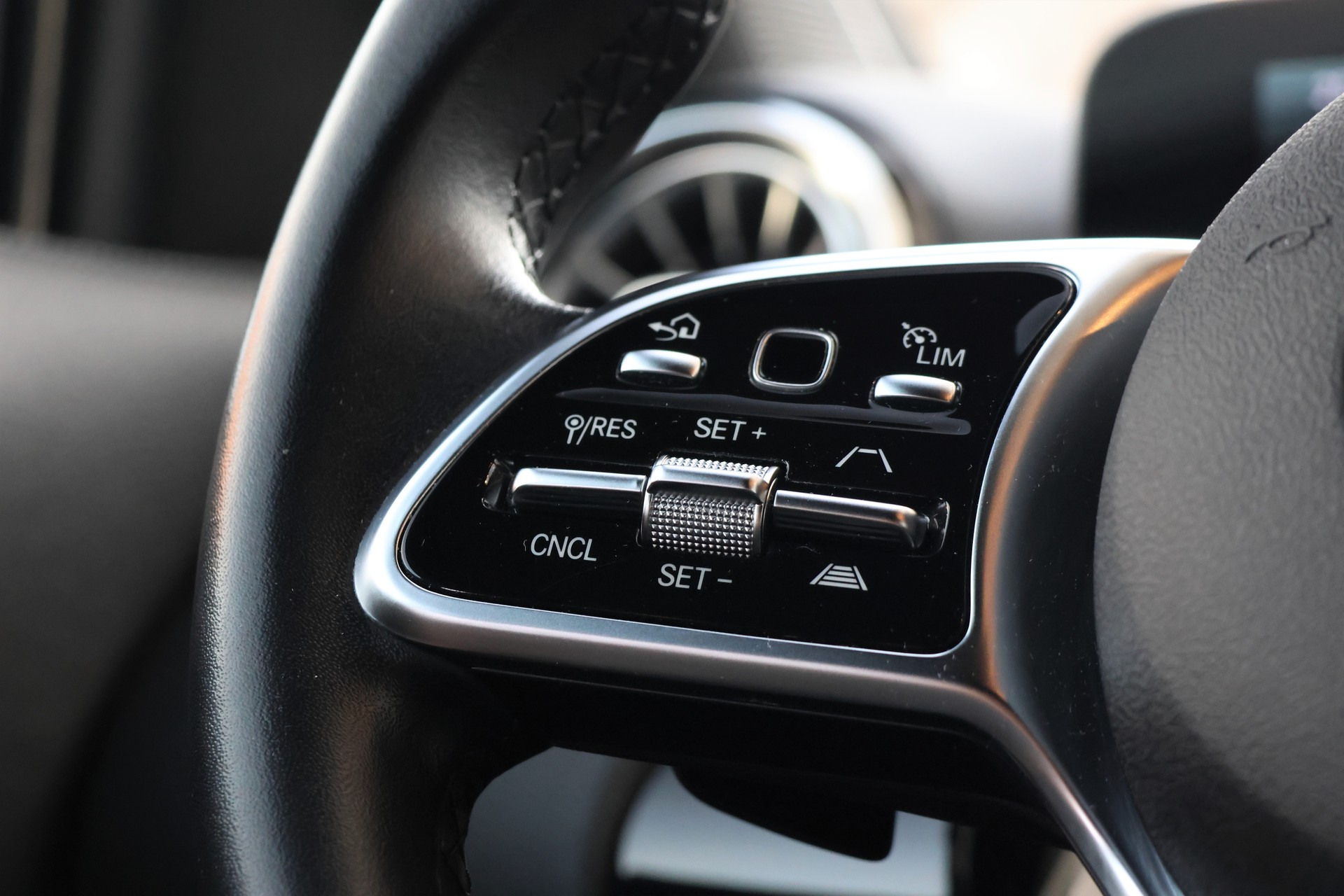 MERCEDES-BENZ EQA 300 4Matic (CH)-image-17