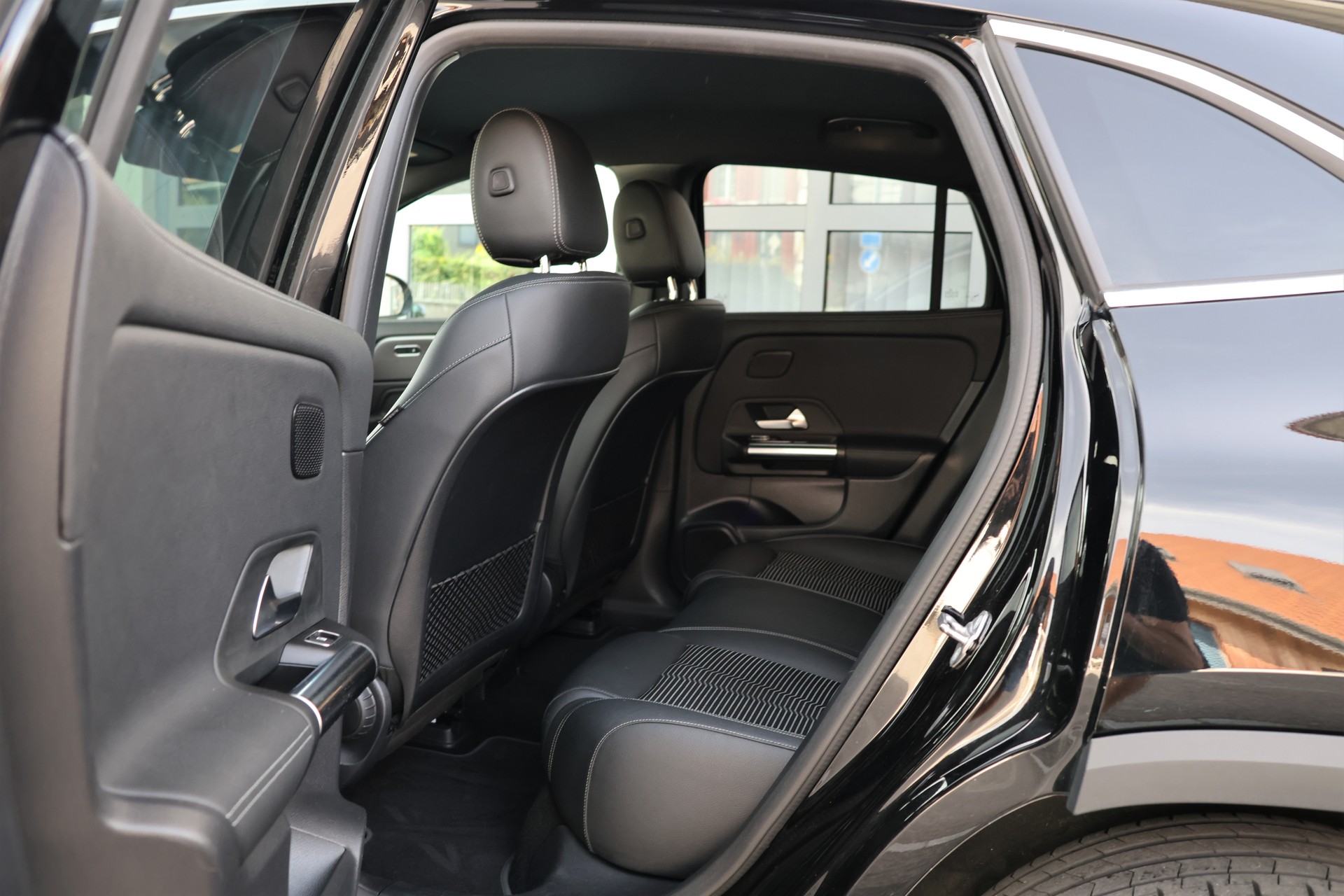 MERCEDES-BENZ EQA 300 4Matic (CH)-image-13