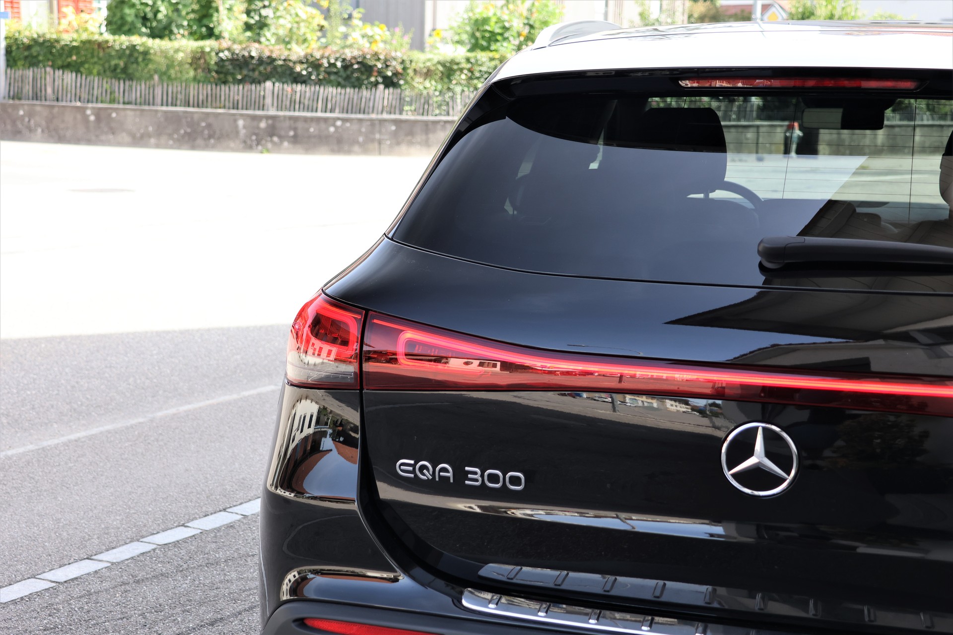 MERCEDES-BENZ EQA 300 4Matic (CH)-image-5