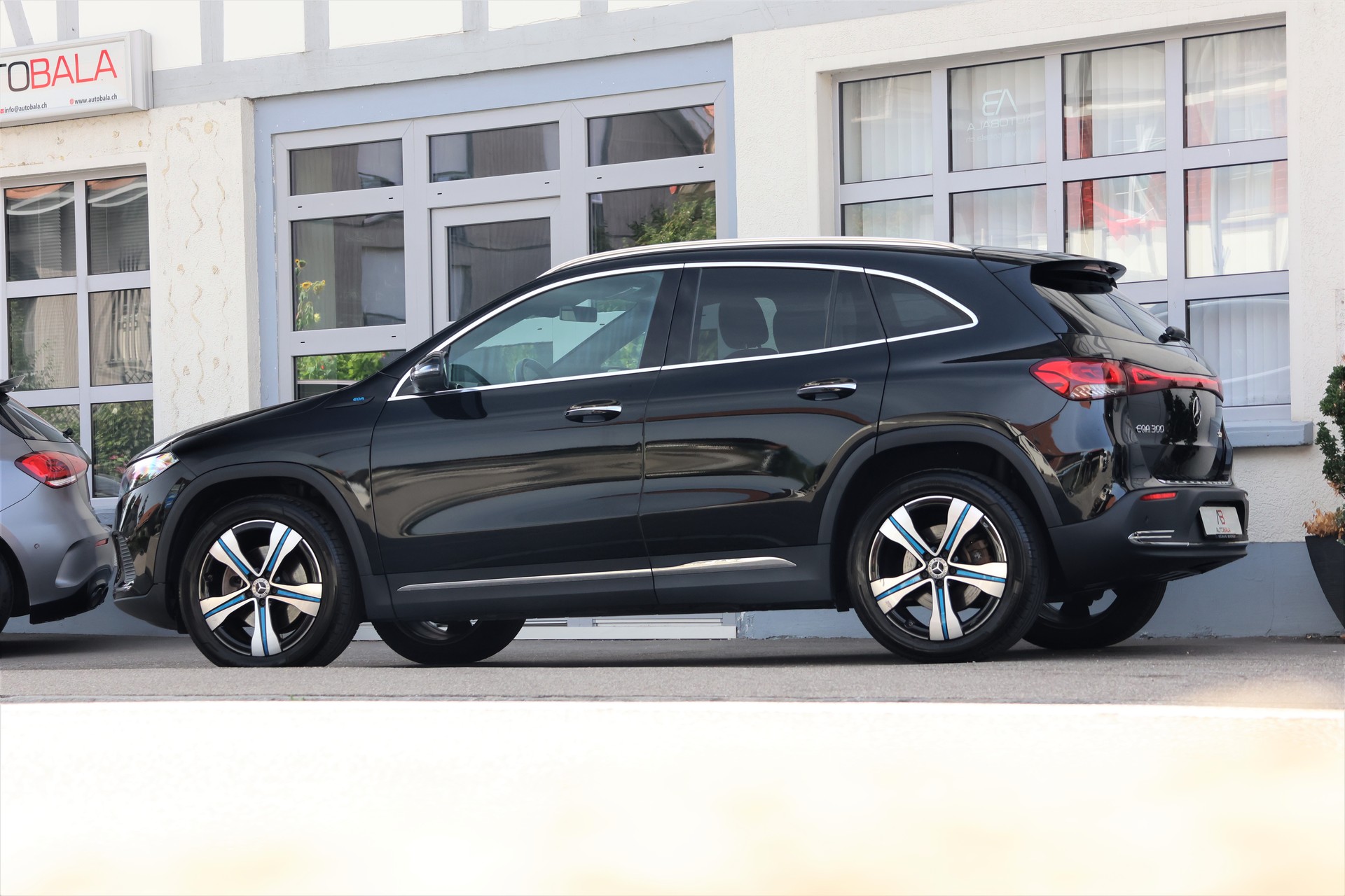 MERCEDES-BENZ EQA 300 4Matic (CH)-showroom-element-3