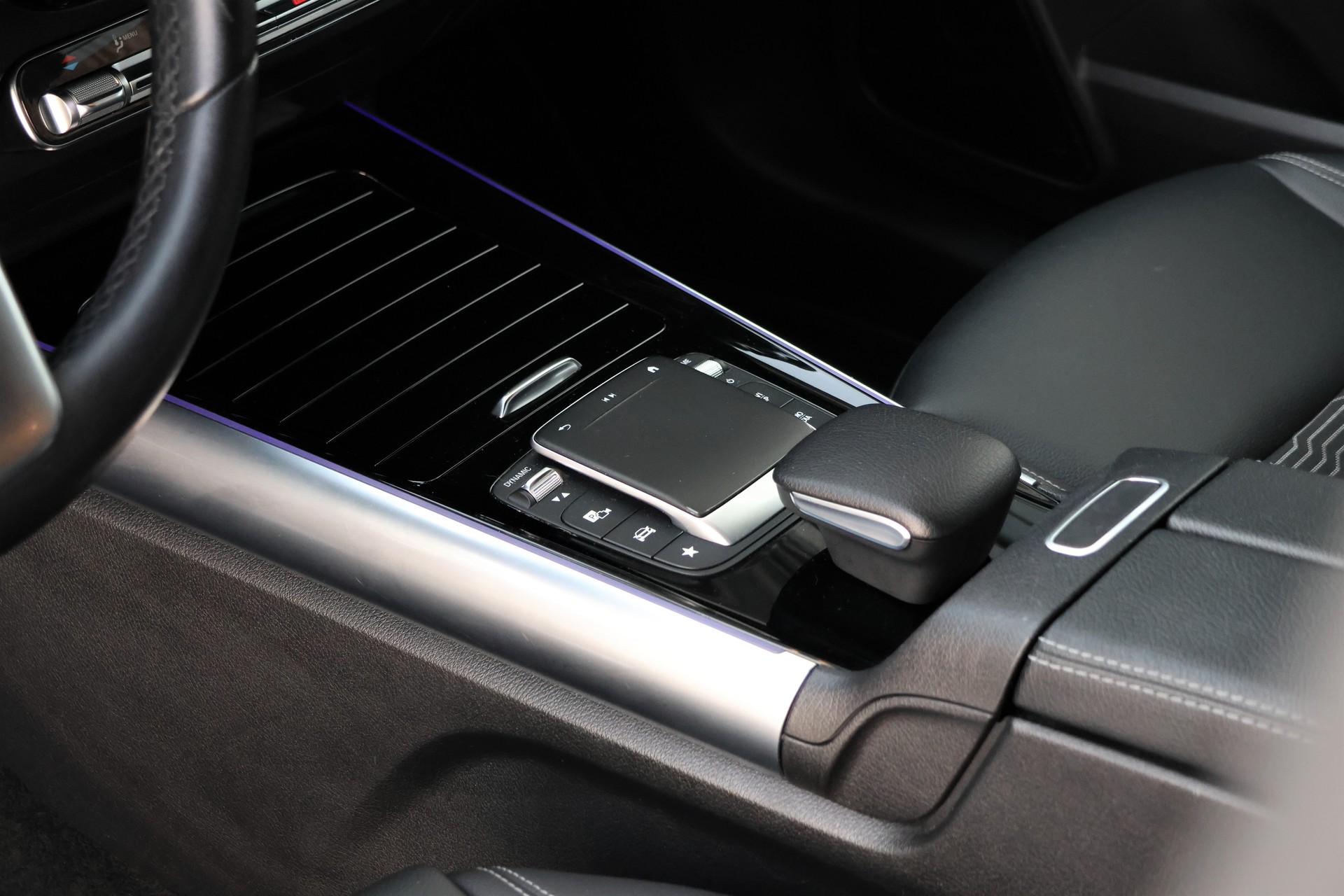 MERCEDES-BENZ EQA 300 4Matic (CH)-image-11