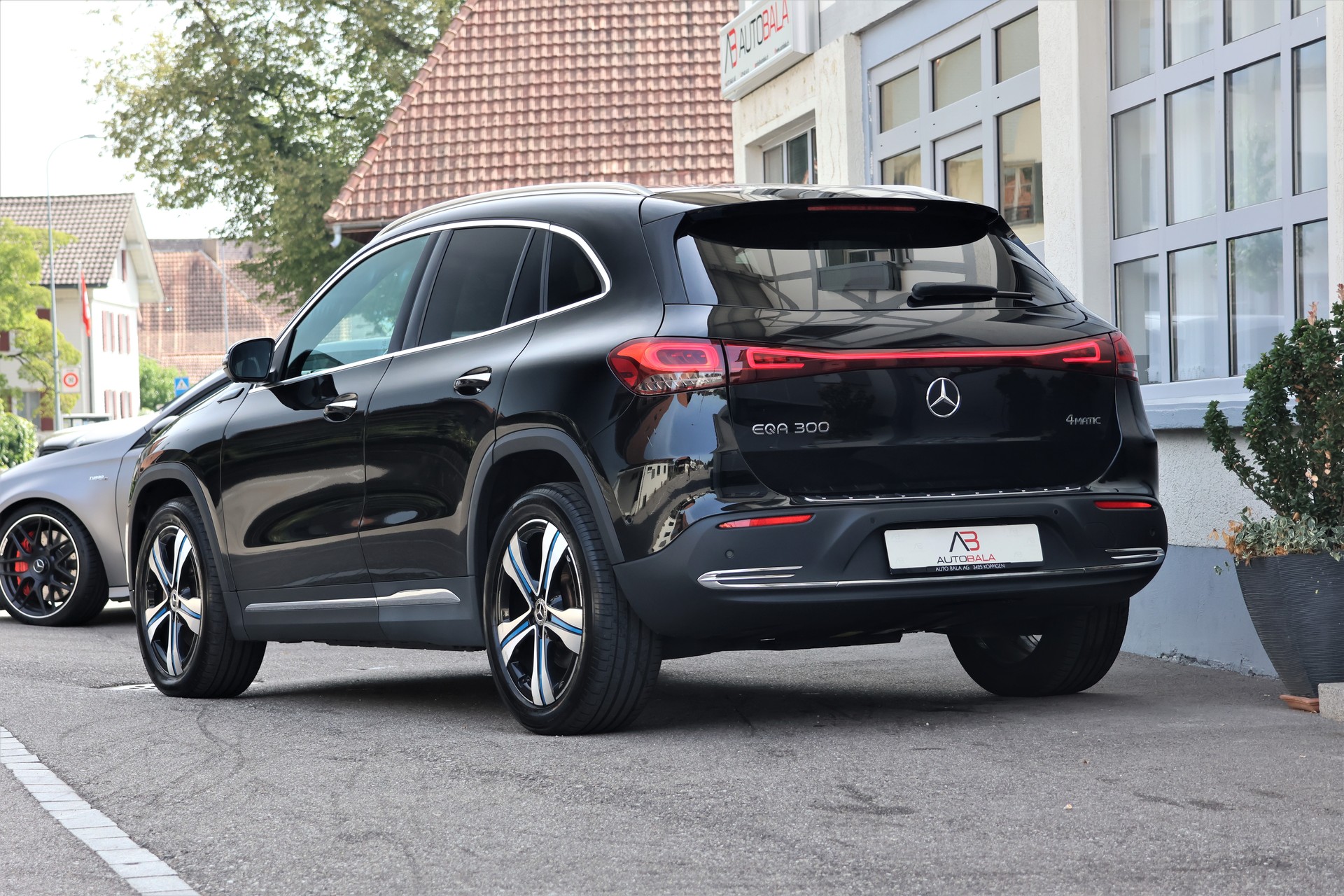 MERCEDES-BENZ EQA 300 4Matic (CH)-showroom-element-2