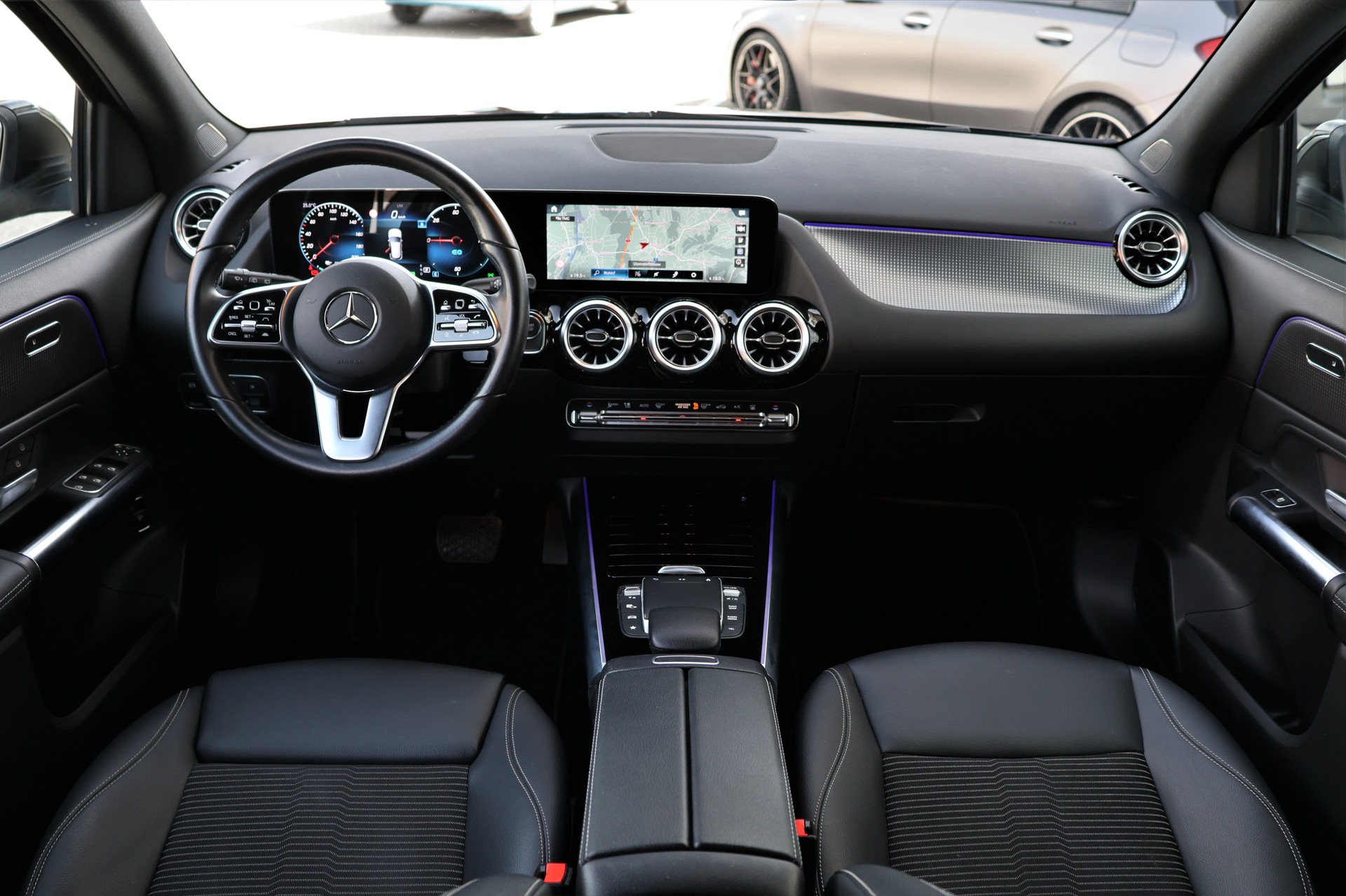 MERCEDES-BENZ EQA 300 4Matic (CH)-image-16