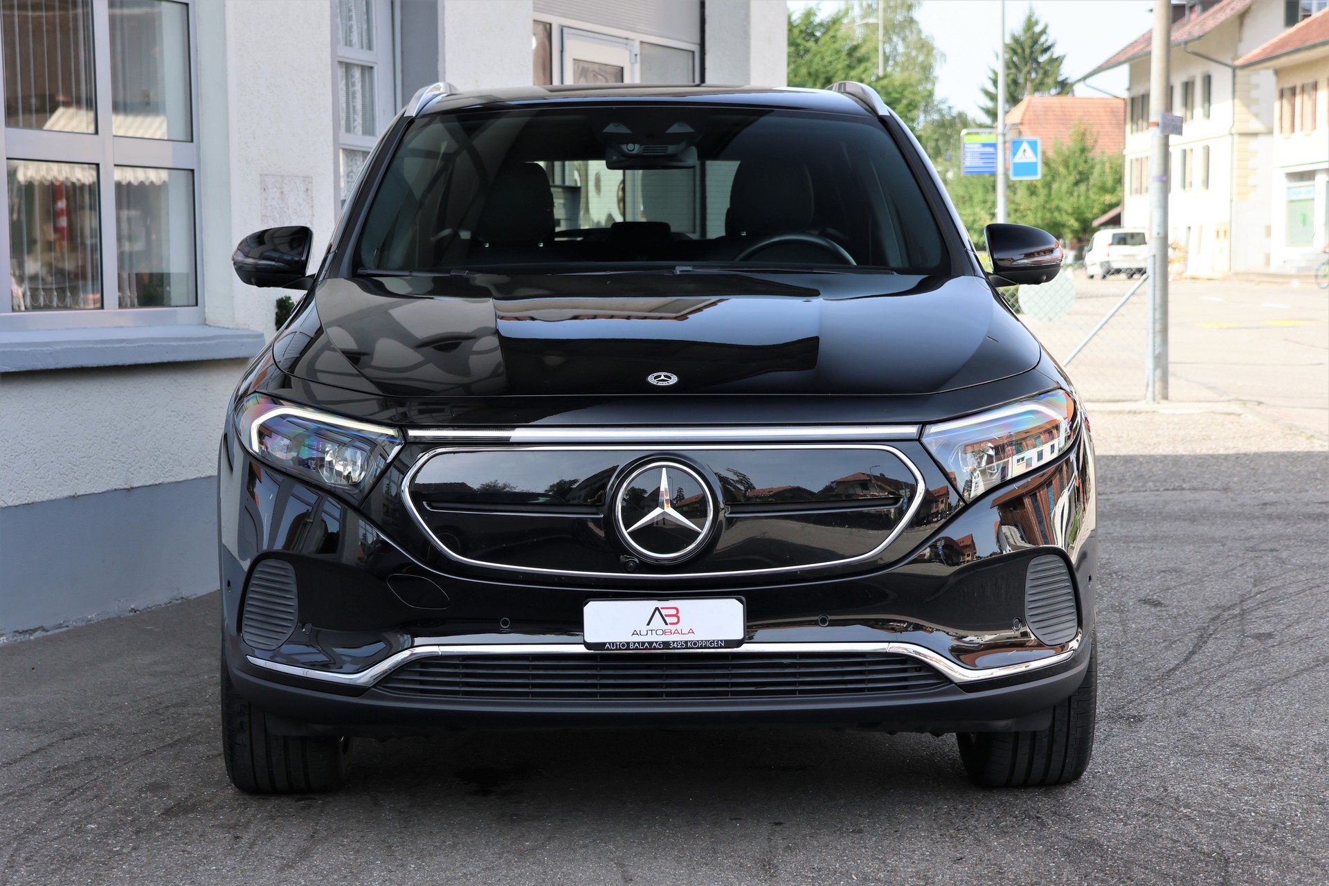 MERCEDES-BENZ EQA 300 4Matic (CH)-showroom-element-1