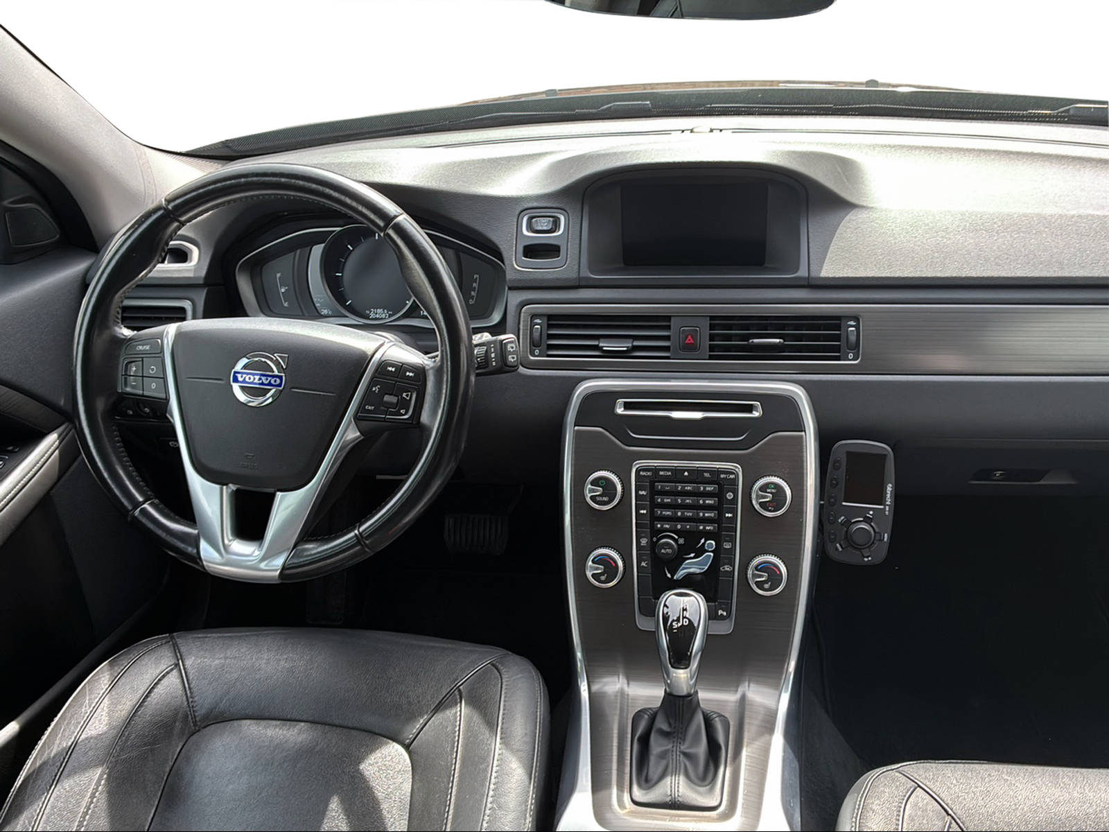 VOLVO V70 2.4 D5 Momentum AWD-image-10