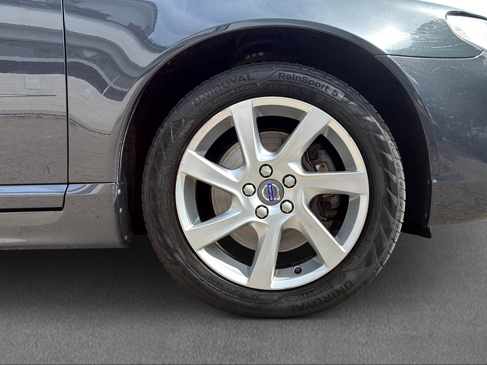 VOLVO V70 2.4 D5 Momentum AWD-image-16