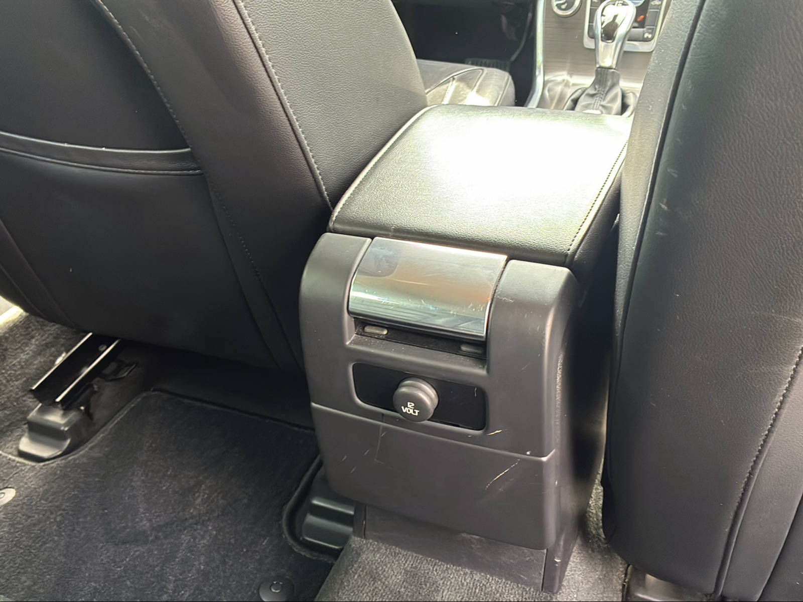 VOLVO V70 2.4 D5 Momentum AWD-image-13