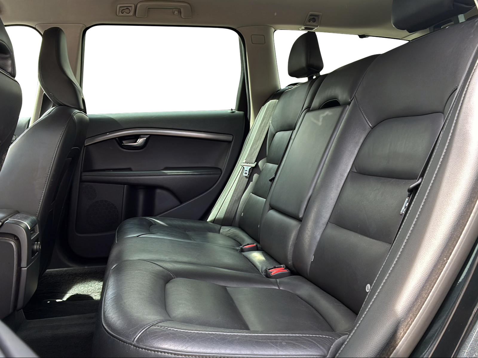 VOLVO V70 2.4 D5 Momentum AWD-image-11