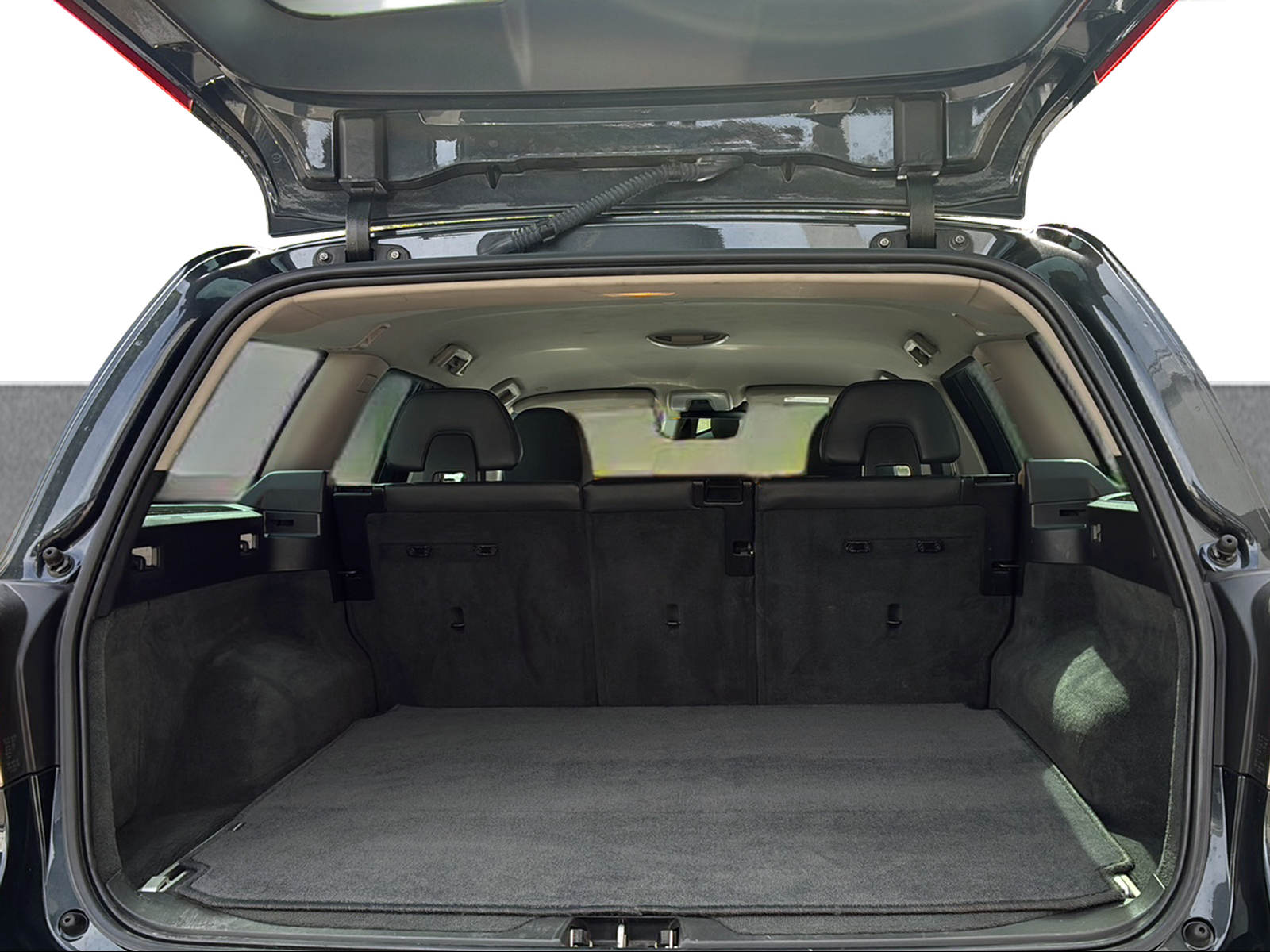 VOLVO V70 2.4 D5 Momentum AWD-image-14