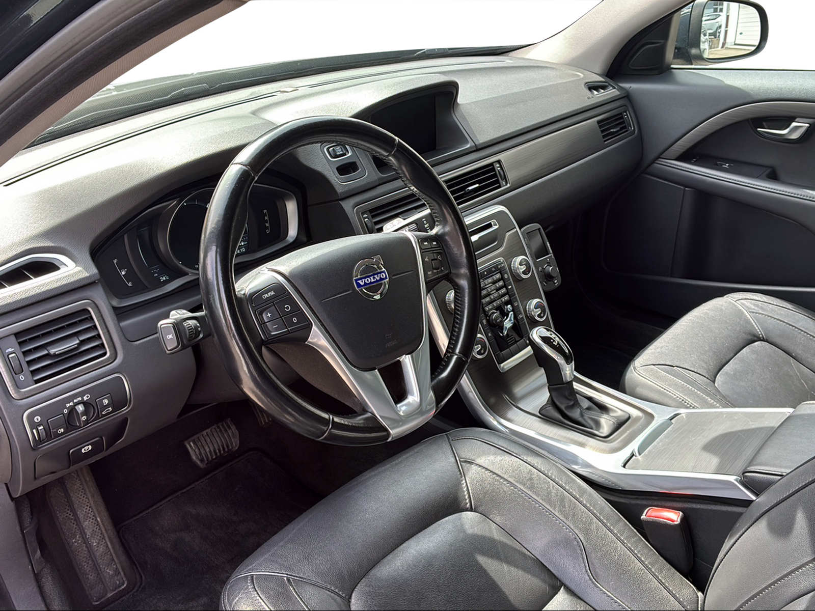 VOLVO V70 2.4 D5 Momentum AWD-image-8