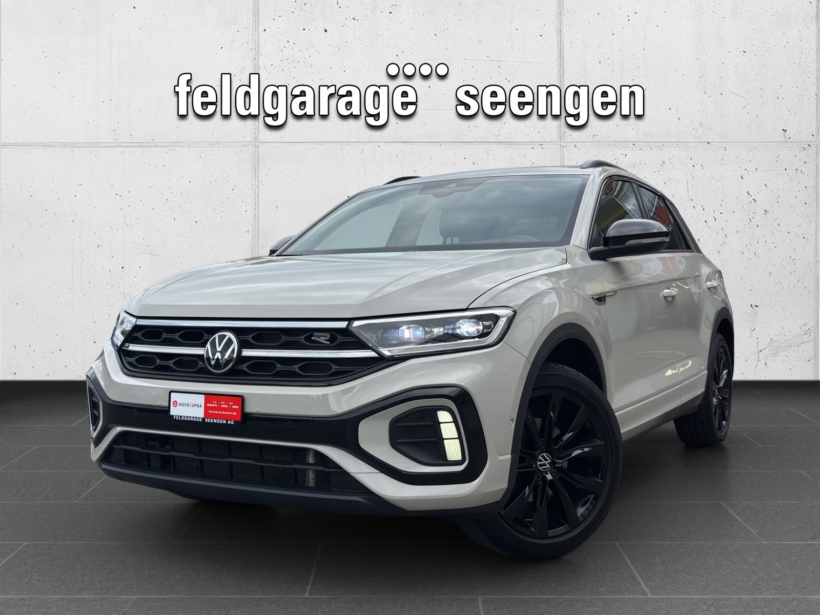 VW T-Roc 1.5 TSI EVO R-Line DSG mit AHK, Design-Paket "Black Style" & Winterräder-image-0