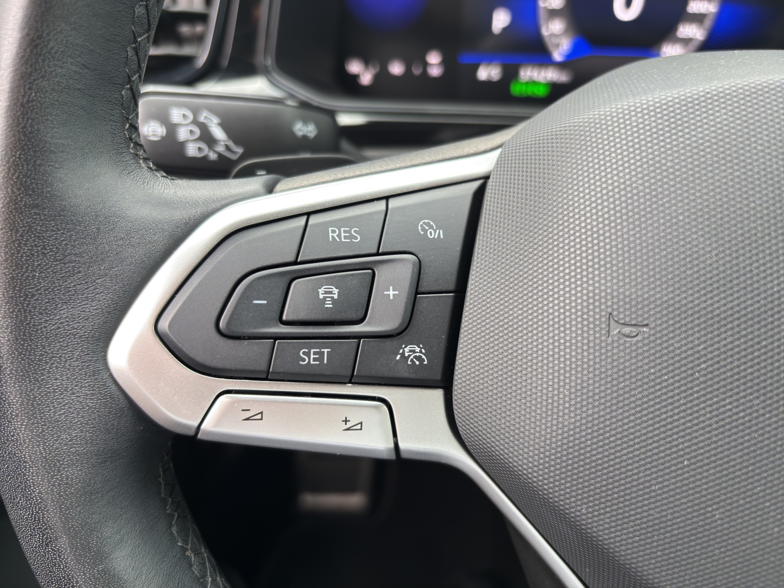 VW T-Roc 1.5 TSI EVO R-Line DSG mit AHK, Design-Paket "Black Style" & Winterräder-image-13