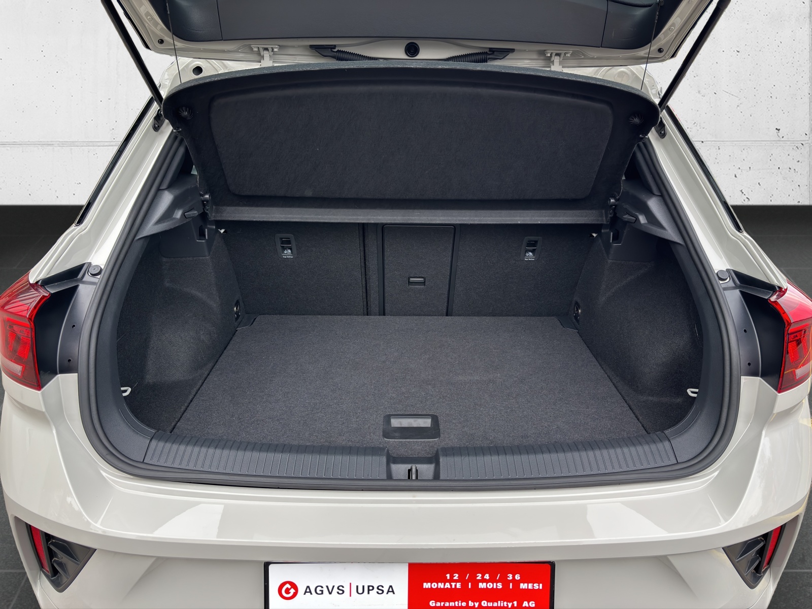 VW T-Roc 1.5 TSI EVO R-Line DSG mit AHK, Design-Paket "Black Style" & Winterräder-image-8