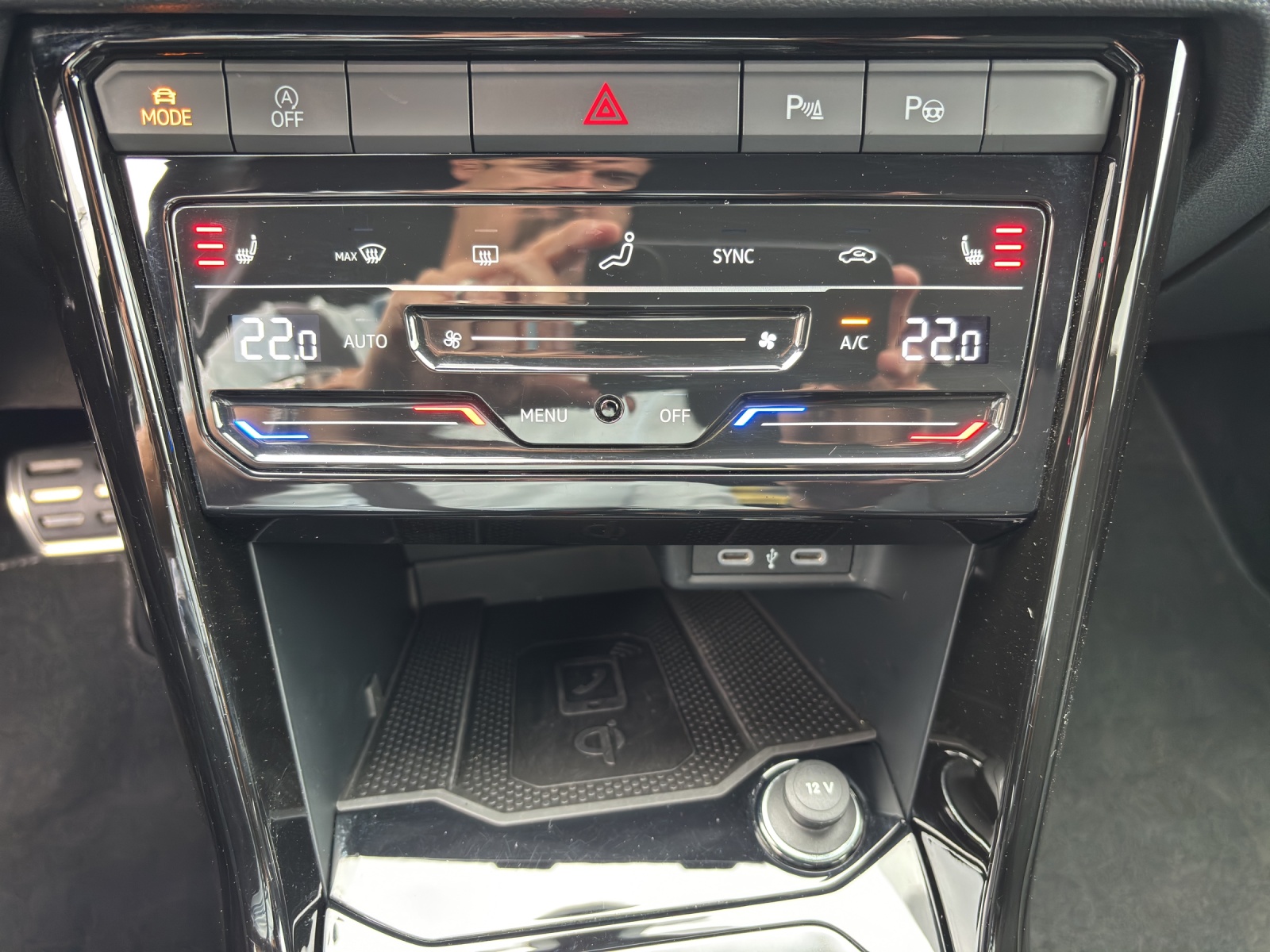 VW T-Roc 1.5 TSI EVO R-Line DSG mit AHK, Design-Paket "Black Style" & Winterräder-image-16