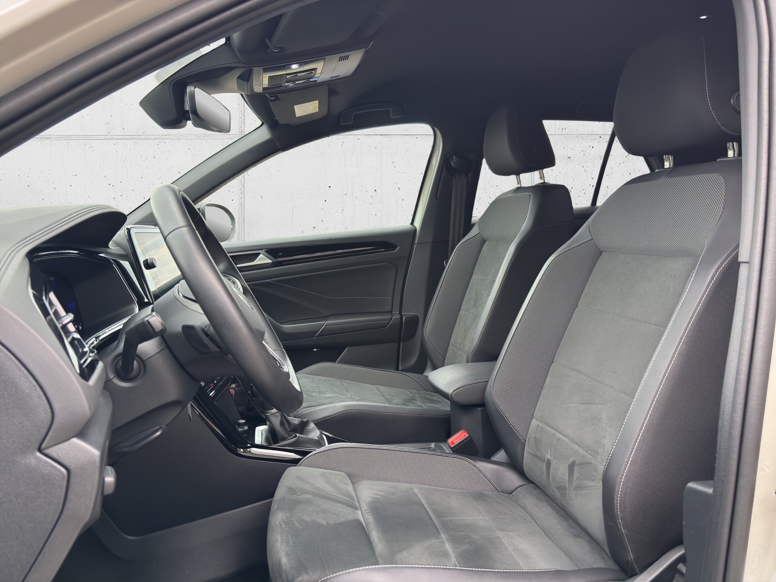 VW T-Roc 1.5 TSI EVO R-Line DSG mit AHK, Design-Paket "Black Style" & Winterräder-image-25