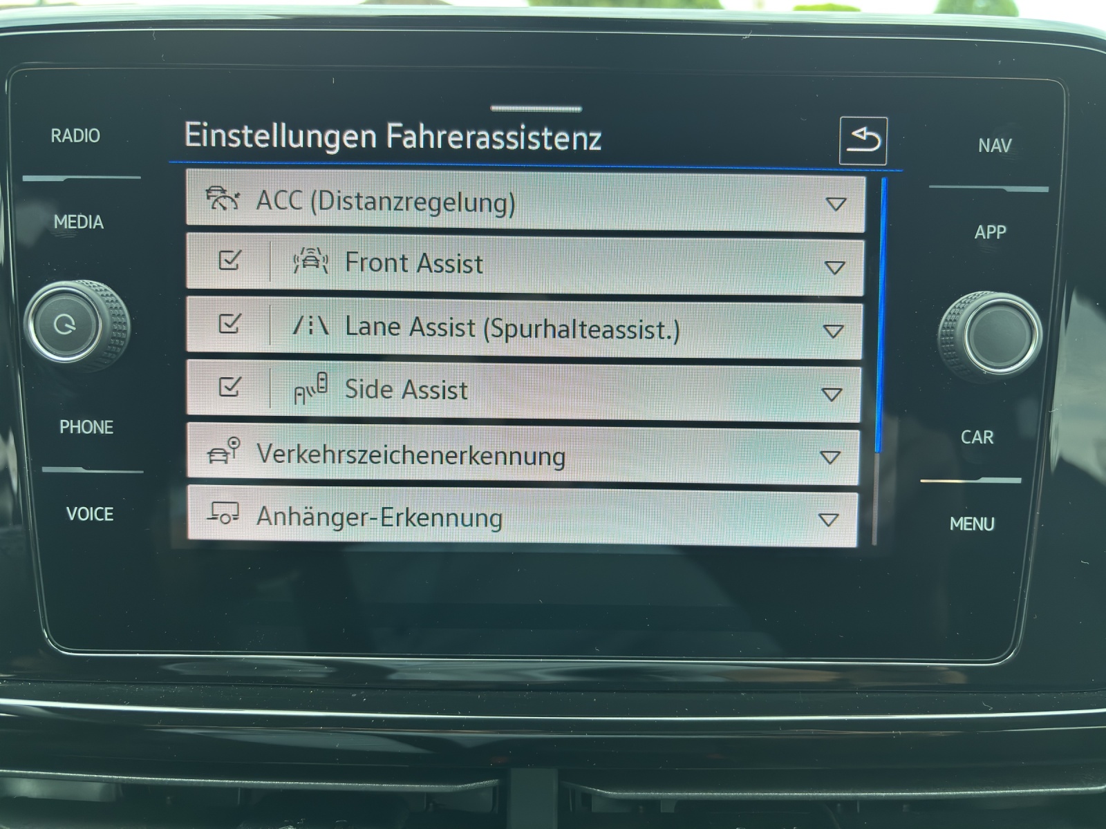 VW T-Roc 1.5 TSI EVO R-Line DSG mit AHK, Design-Paket "Black Style" & Winterräder-image-23