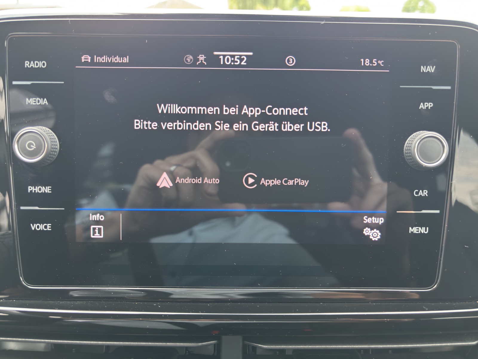 VW T-Roc 1.5 TSI EVO R-Line DSG mit AHK, Design-Paket "Black Style" & Winterräder-image-22