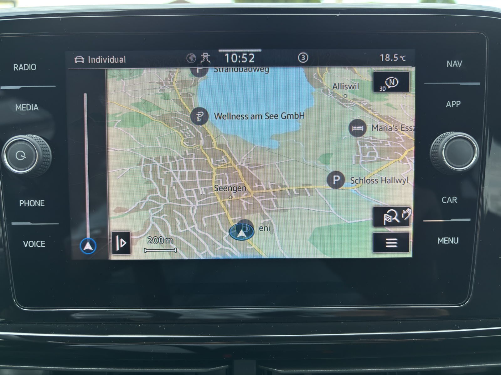 VW T-Roc 1.5 TSI EVO R-Line DSG mit AHK, Design-Paket "Black Style" & Winterräder-image-21