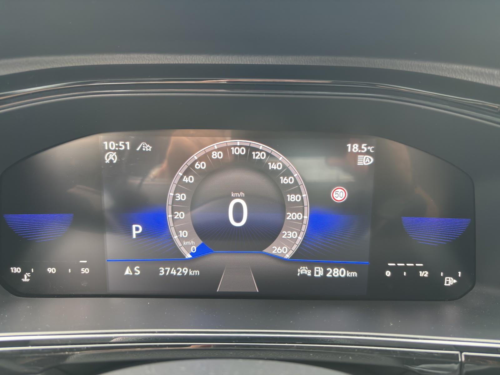 VW T-Roc 1.5 TSI EVO R-Line DSG mit AHK, Design-Paket "Black Style" & Winterräder-image-14