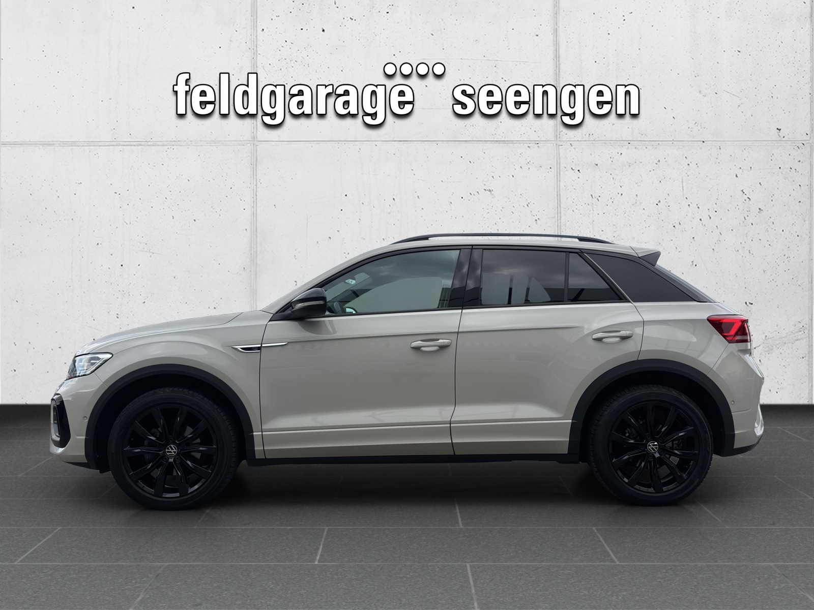 VW T-Roc 1.5 TSI EVO R-Line DSG mit AHK, Design-Paket "Black Style" & Winterräder-image-1