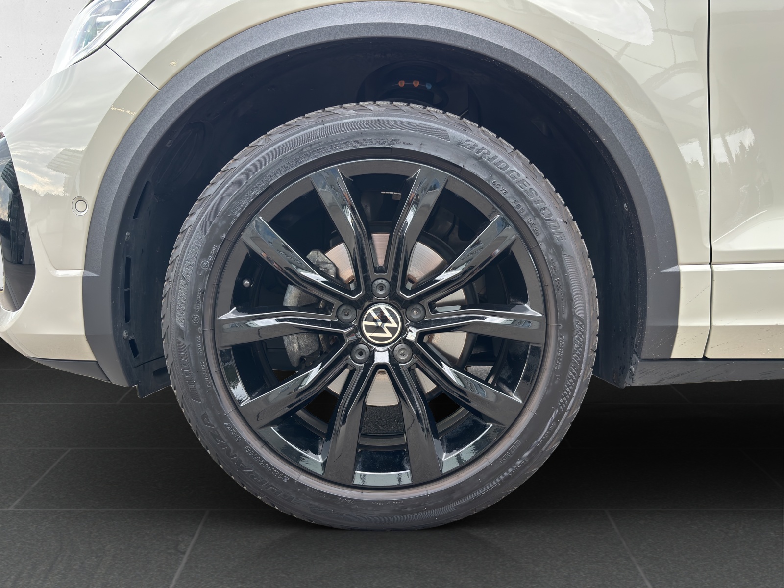 VW T-Roc 1.5 TSI EVO R-Line DSG mit AHK, Design-Paket "Black Style" & Winterräder-image-7