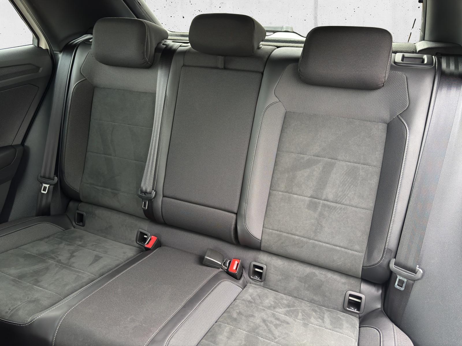 VW T-Roc 1.5 TSI EVO R-Line DSG mit AHK, Design-Paket "Black Style" & Winterräder-image-26